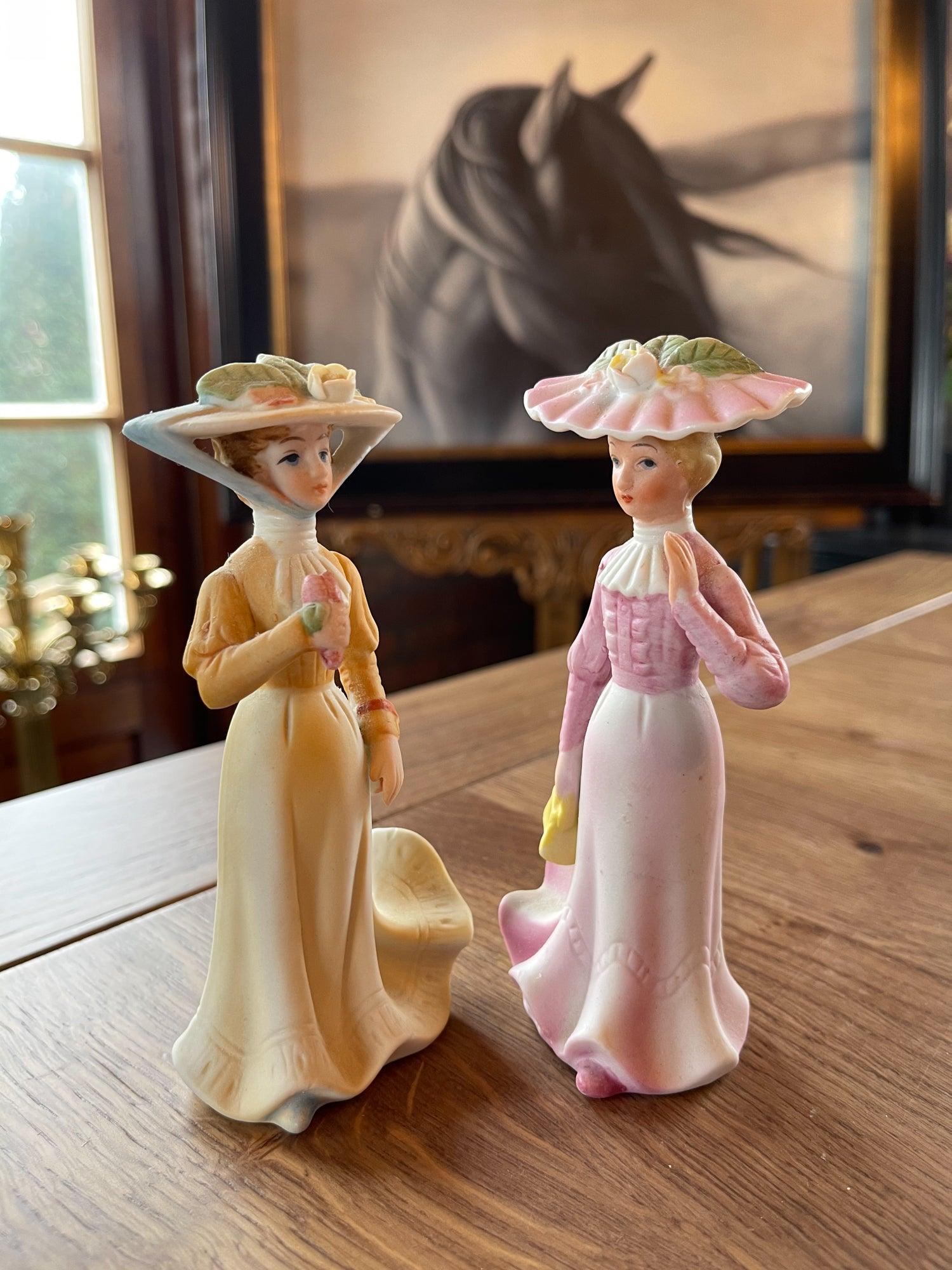 Twee porseleinen biscuit beeldjes - Bamestra Curiosa