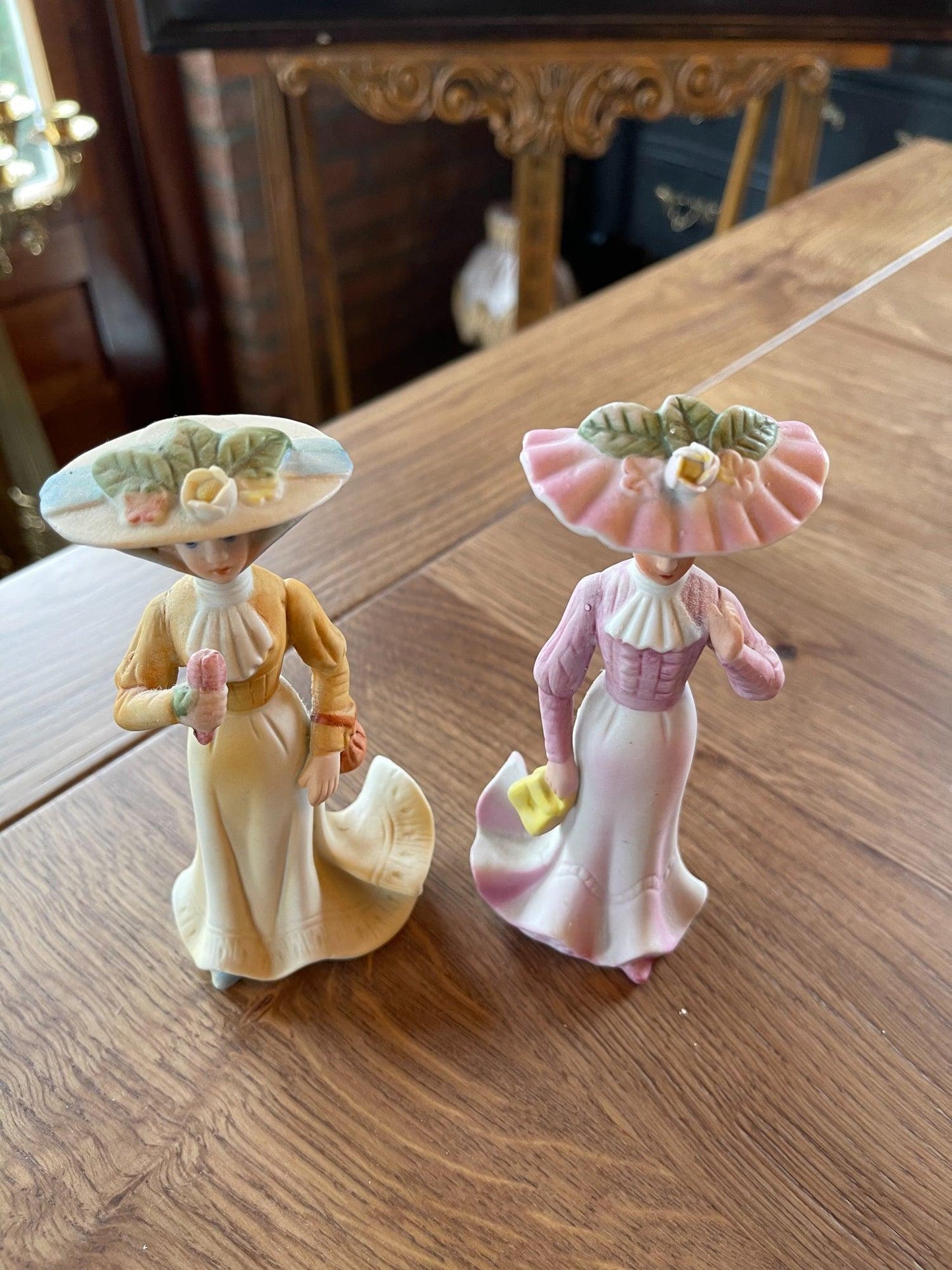 Twee porseleinen biscuit beeldjes - Bamestra Curiosa