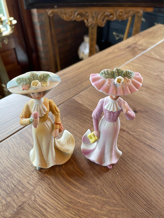 Twee porseleinen biscuit beeldjes - Bamestra Curiosa