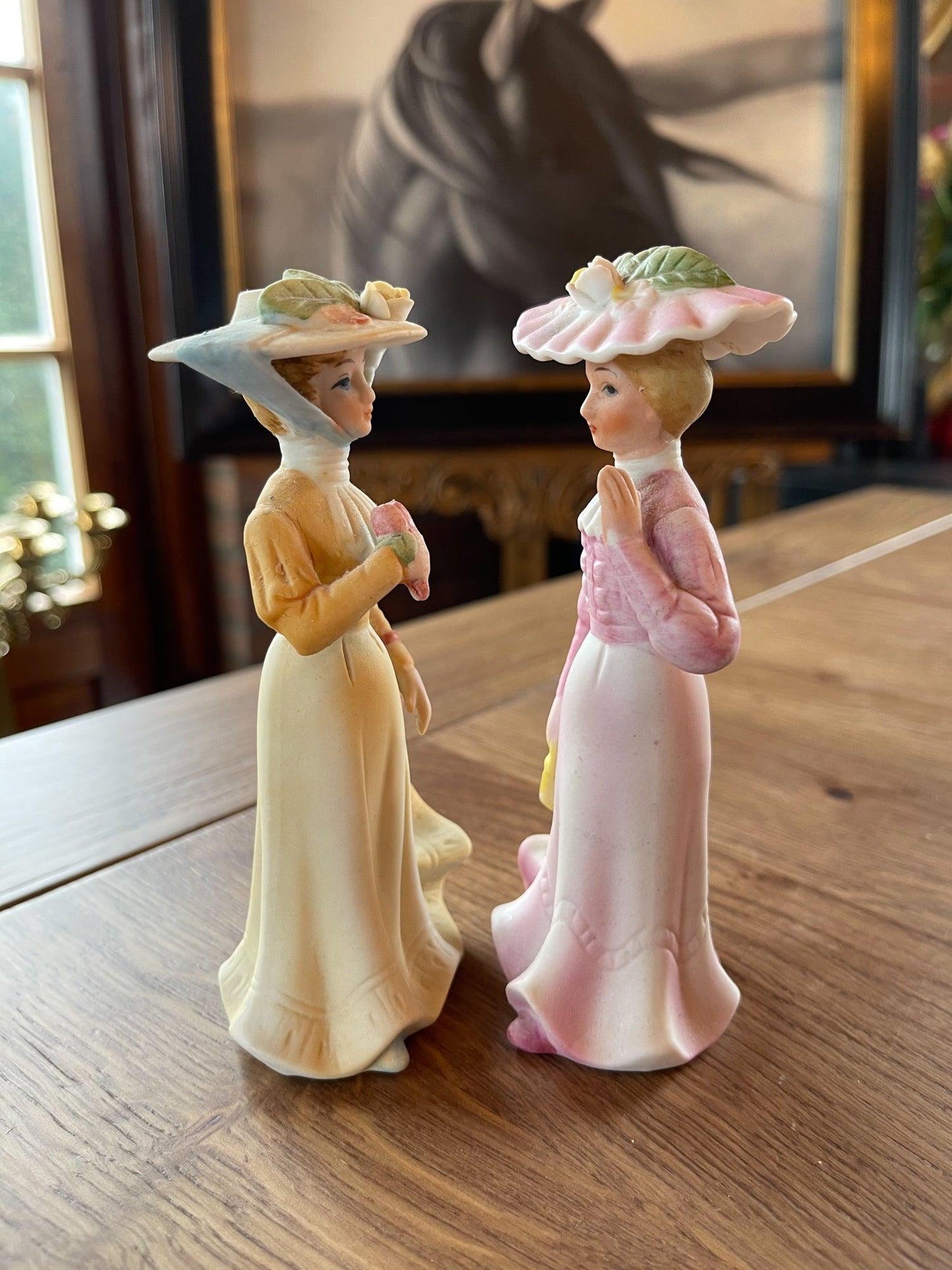 Twee porseleinen biscuit beeldjes - Bamestra Curiosa