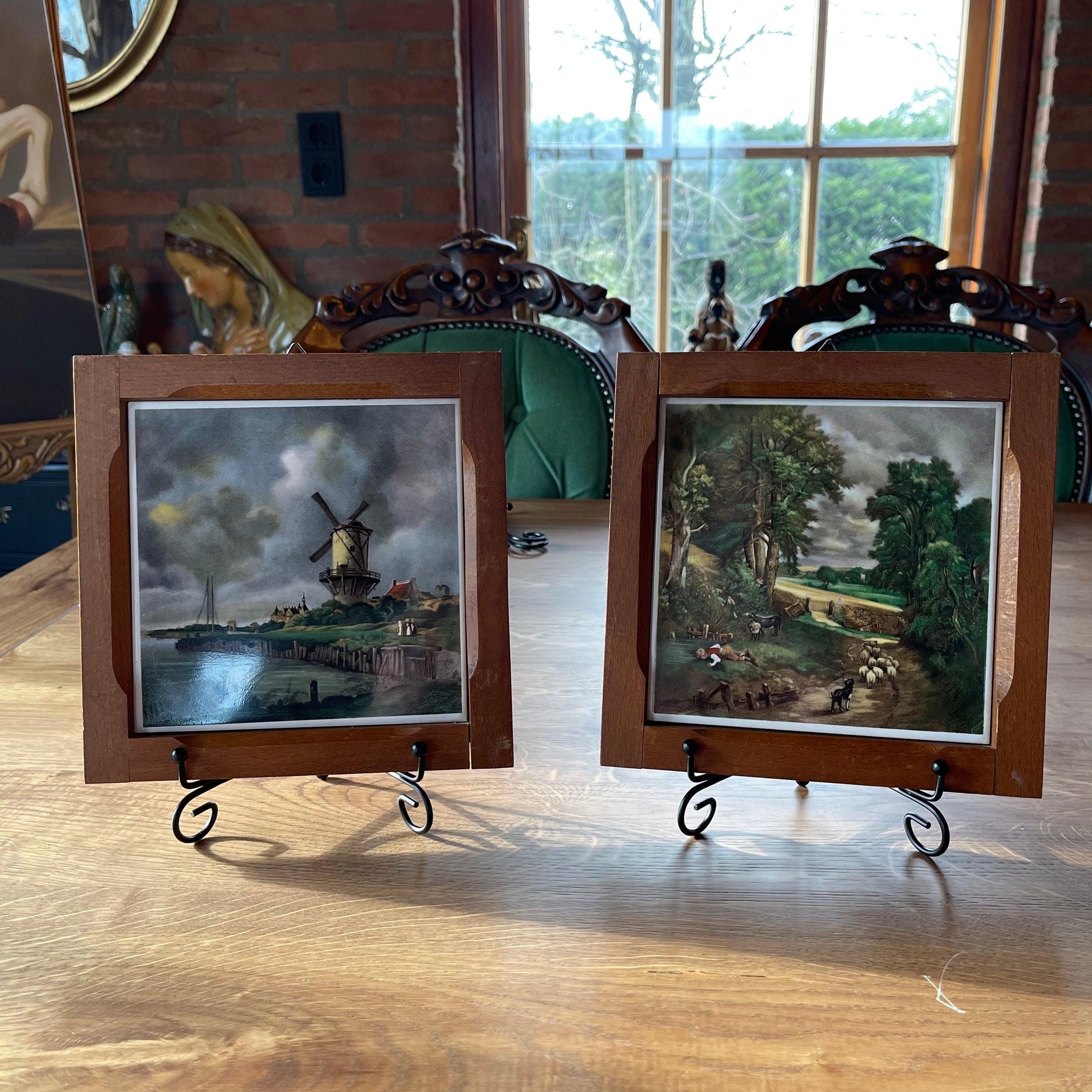 Twee wandtegels in houten lijst - Bamestra Curiosa