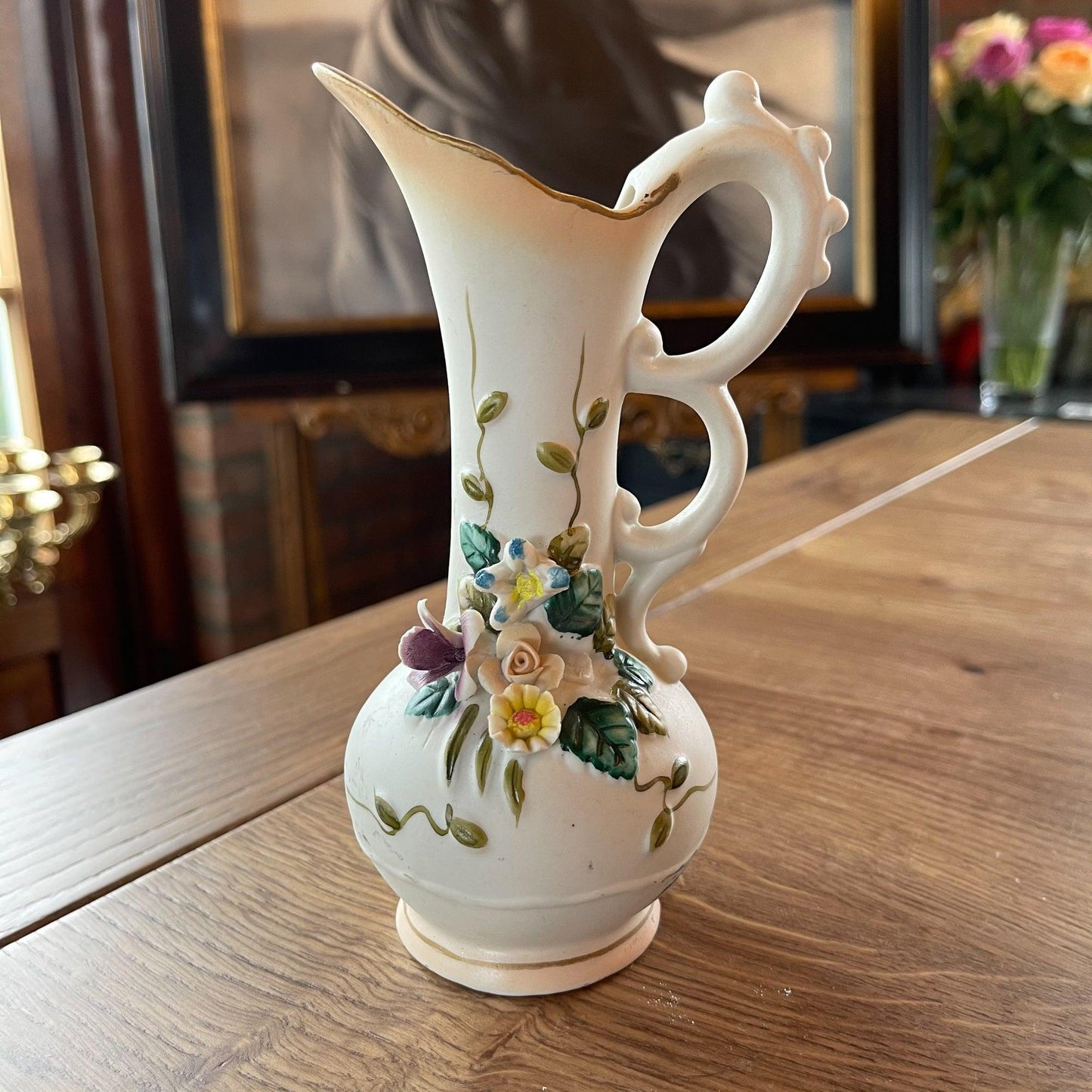 Vaasje van porselein met bloemen - Bamestra Curiosa