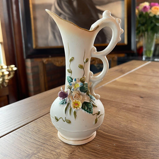 Vaasje van porselein met bloemen - Bamestra Curiosa