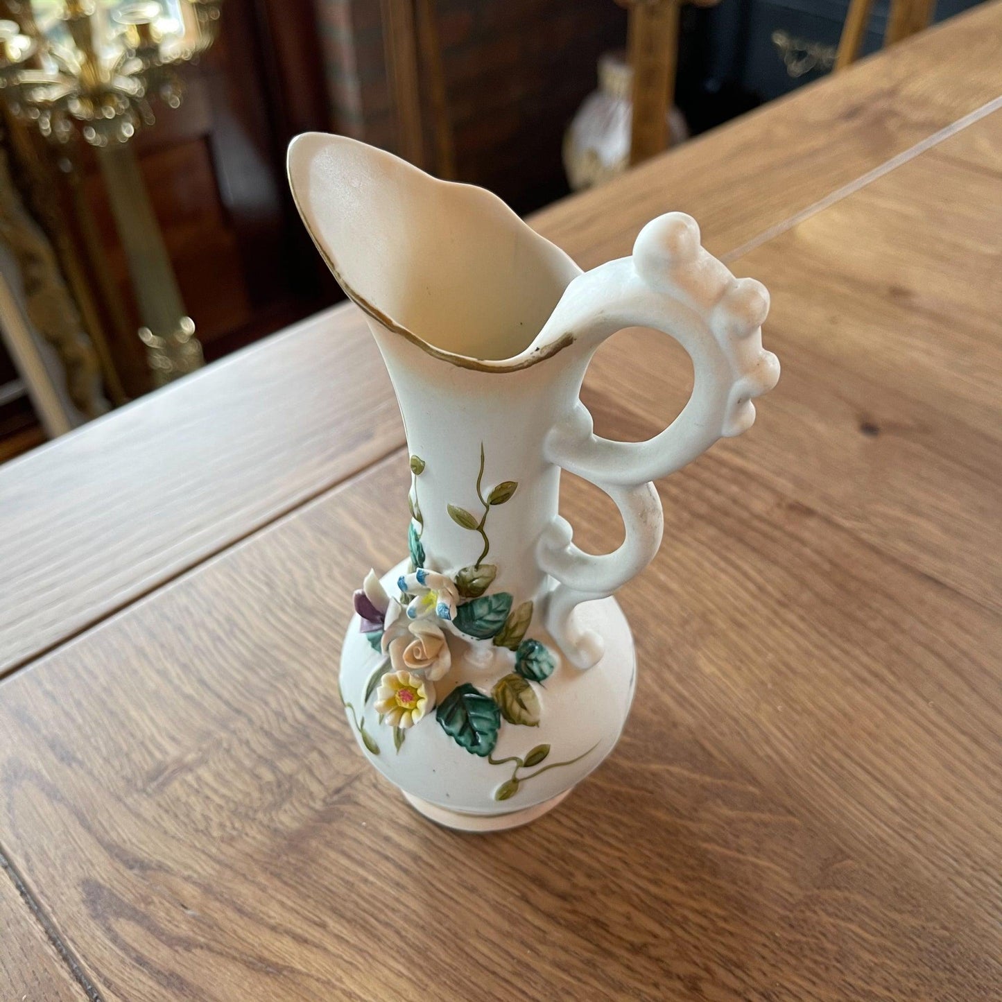 Vaasje van porselein met bloemen - Bamestra Curiosa