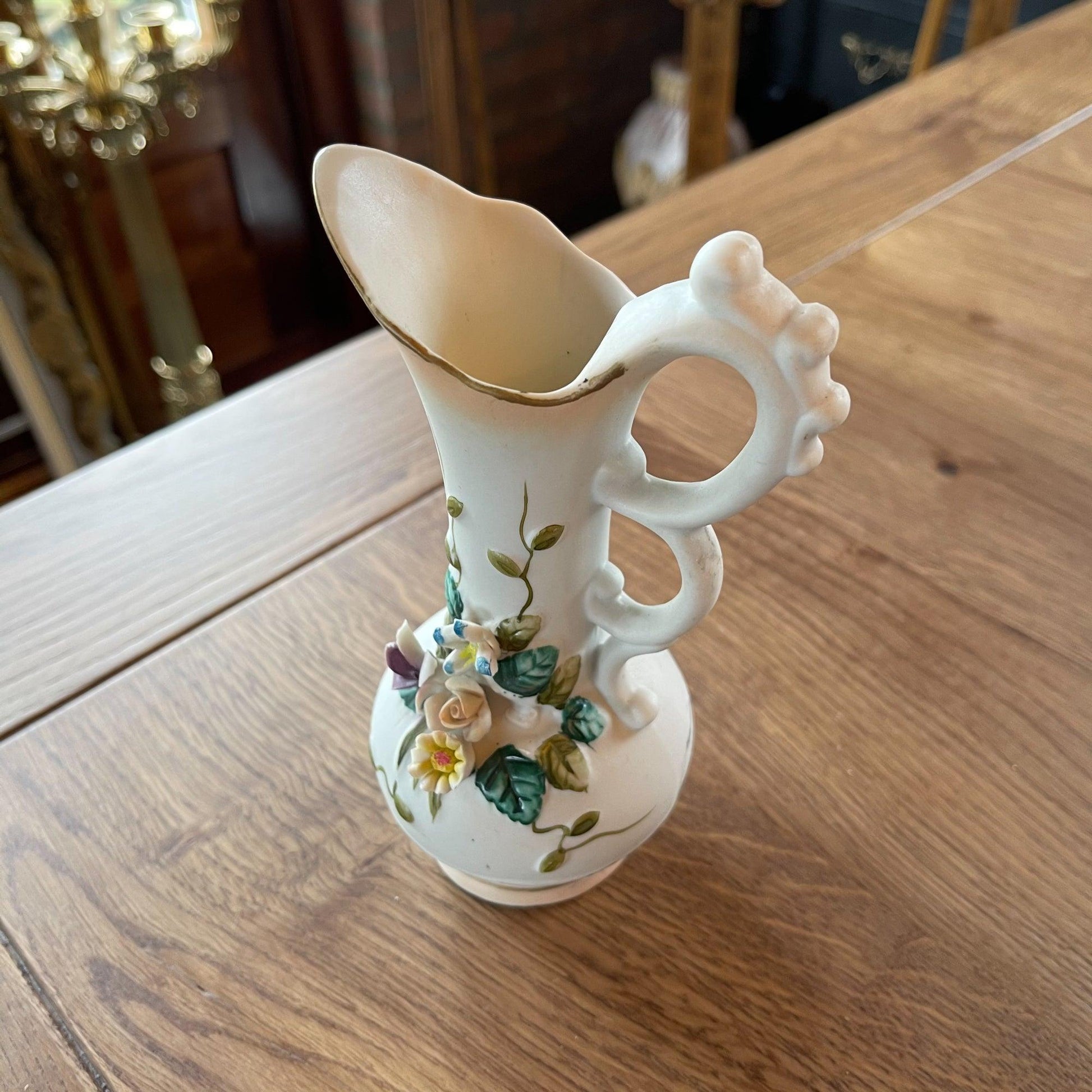 Vaasje van porselein met bloemen - Bamestra Curiosa