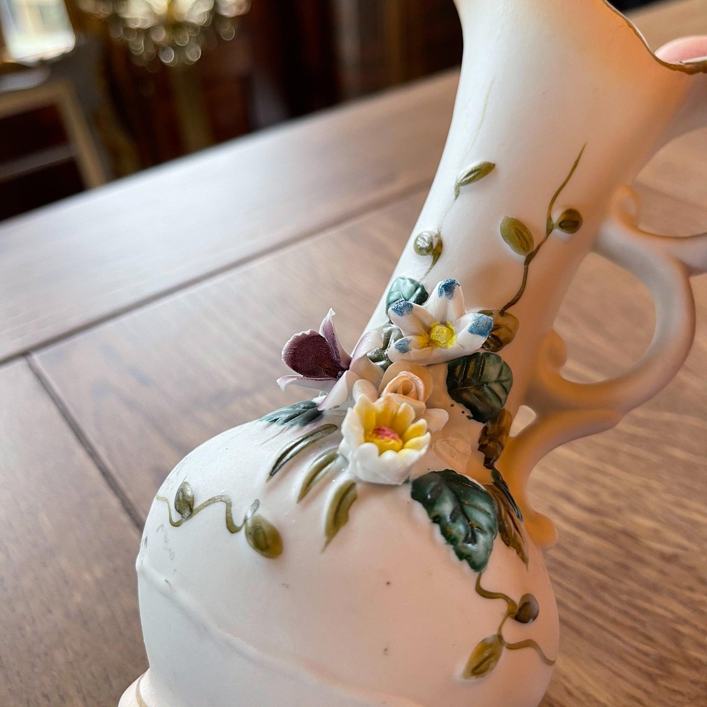 Vaasje van porselein met bloemen - Bamestra Curiosa