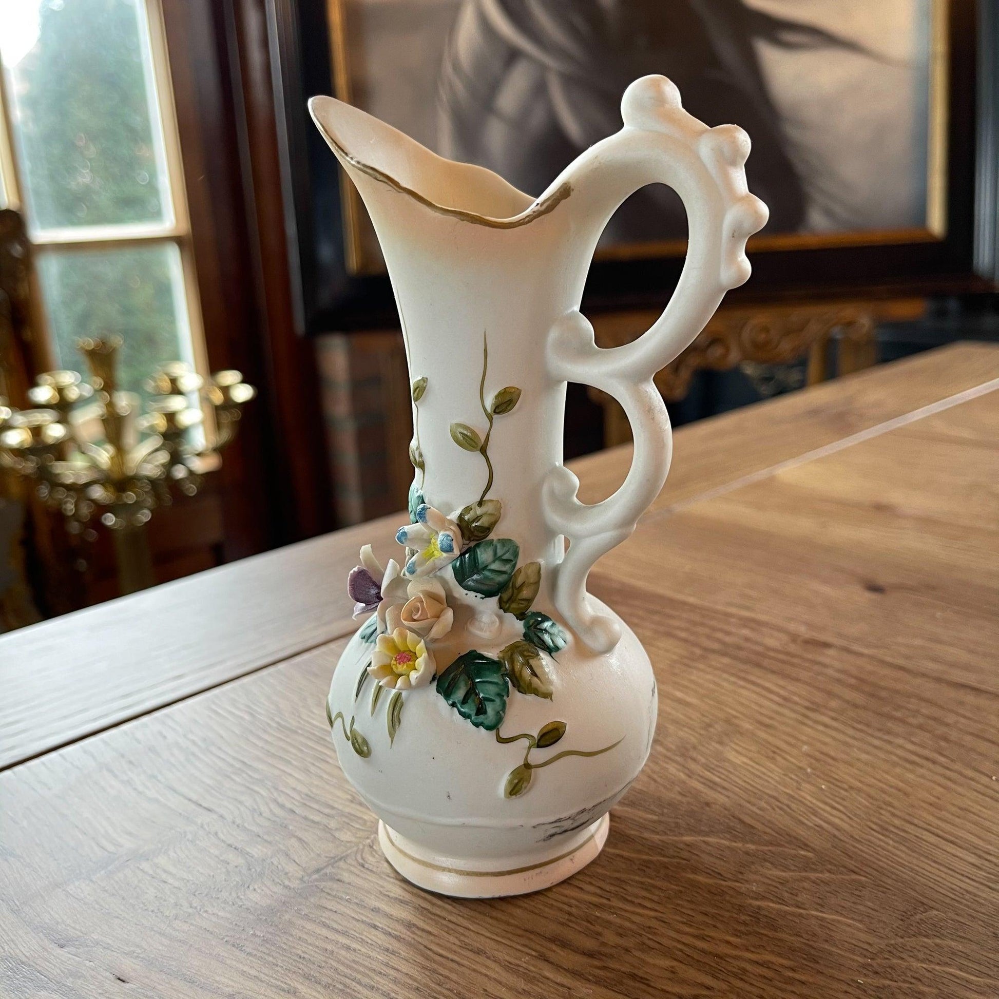 Vaasje van porselein met bloemen - Bamestra Curiosa