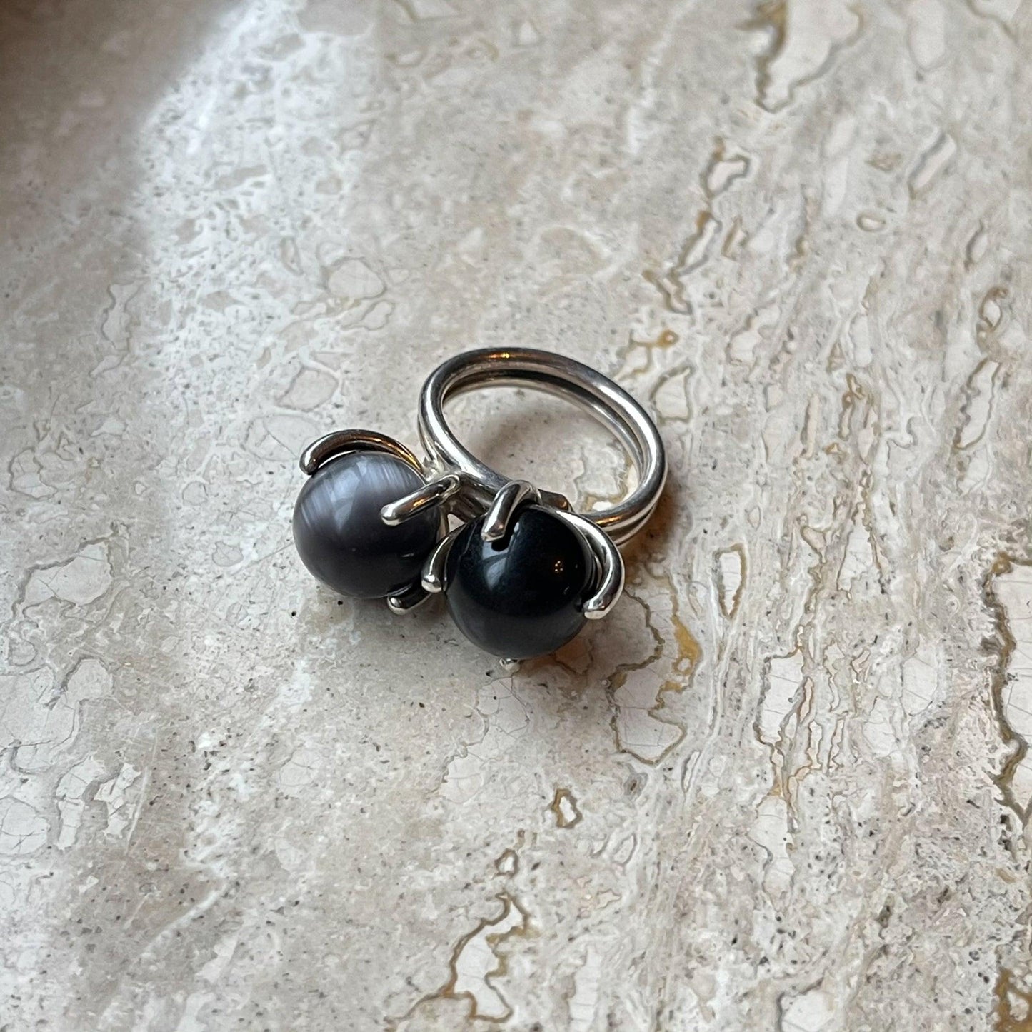 Zilveren ring met Glazen bolletjes van Wim Lammers - Bamestra Curiosa