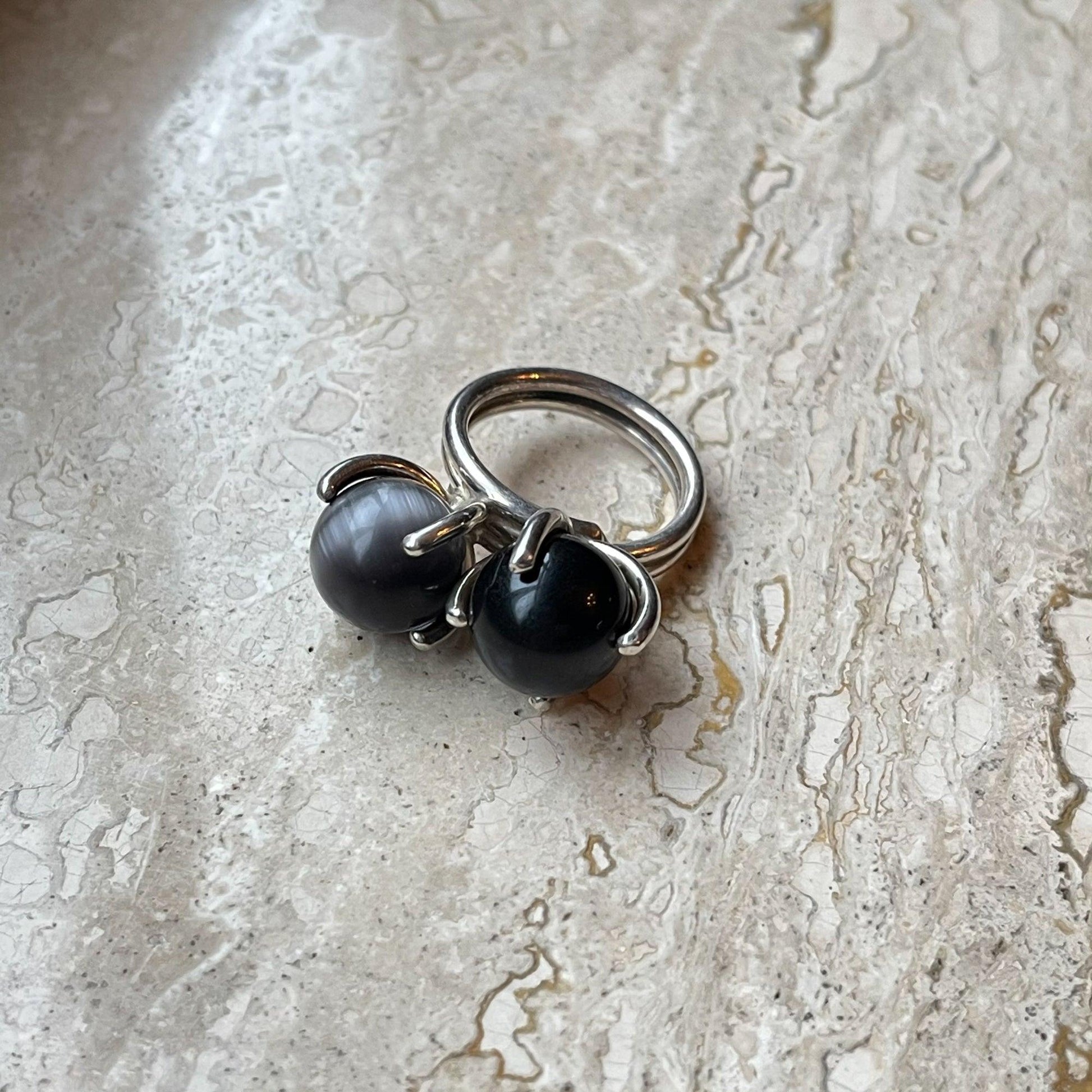 Zilveren ring met Glazen bolletjes van Wim Lammers - Bamestra Curiosa