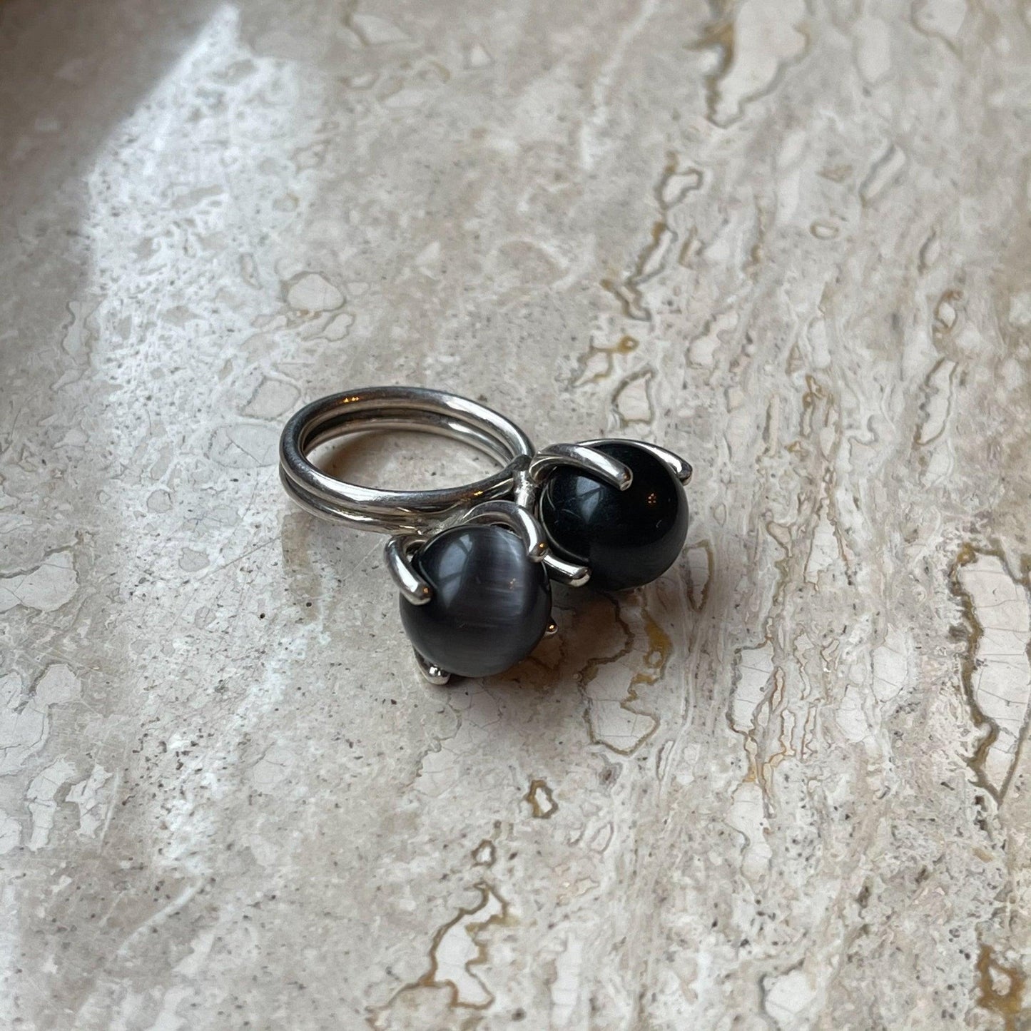 Zilveren ring met Glazen bolletjes van Wim Lammers - Bamestra Curiosa