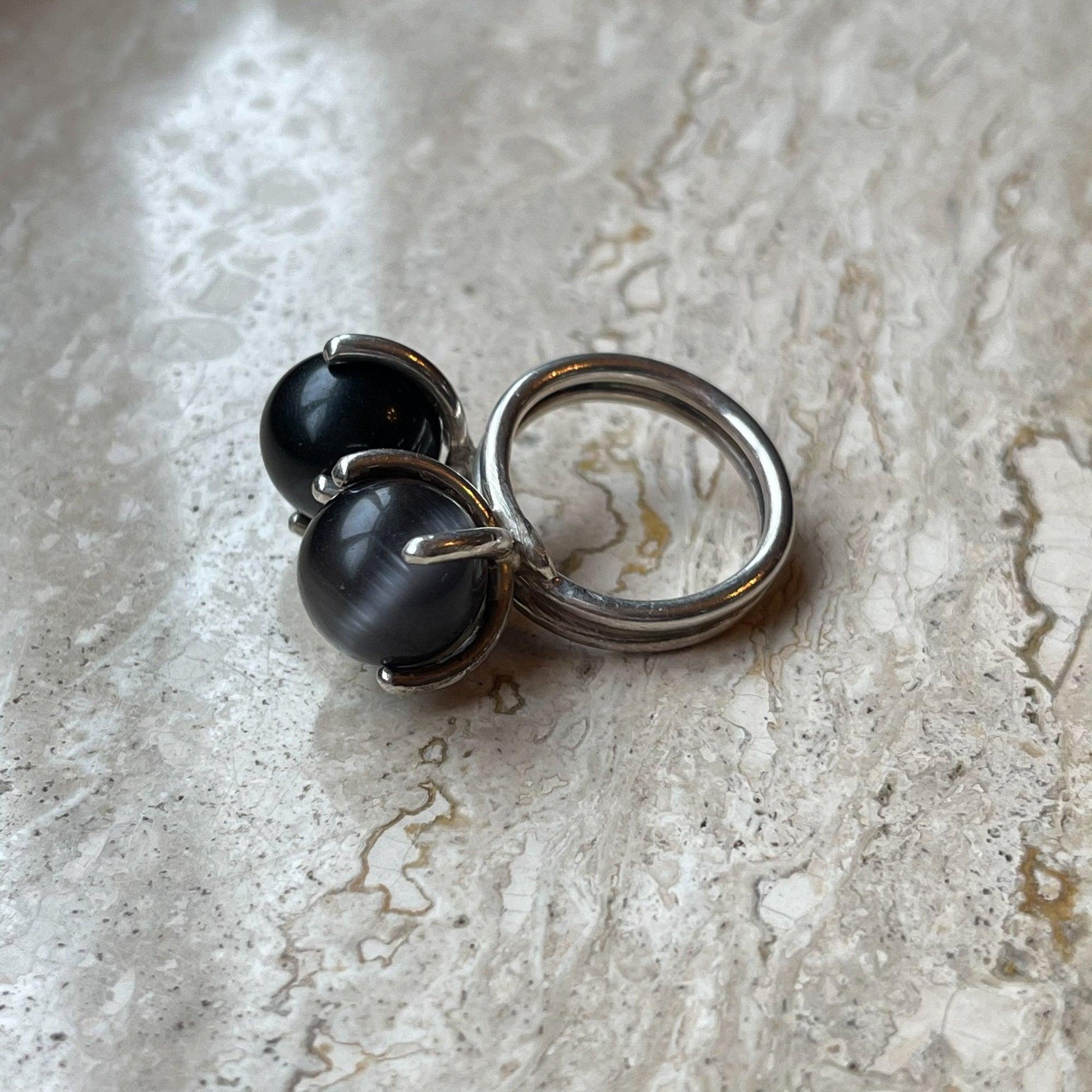 Zilveren ring met Glazen bolletjes van Wim Lammers - Bamestra Curiosa