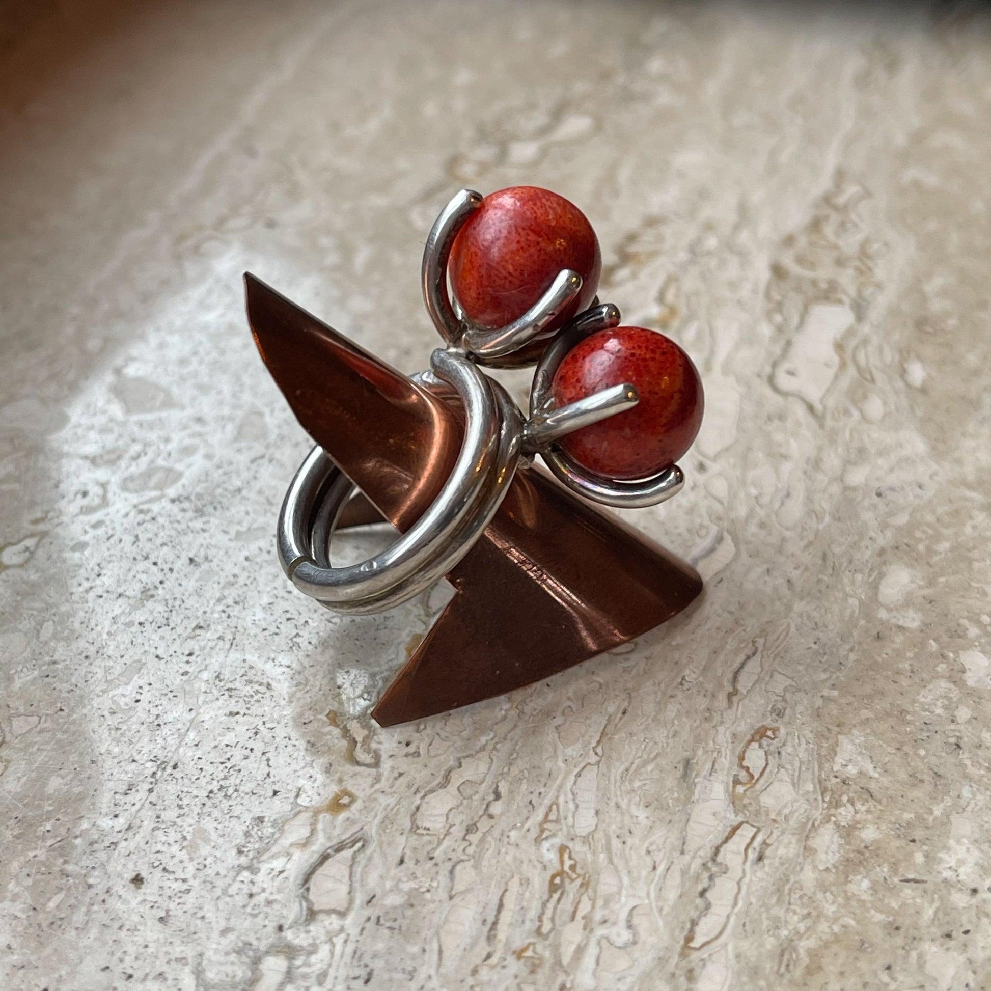 Zilveren ring met koraal van Wim Lammers - Bamestra Curiosa