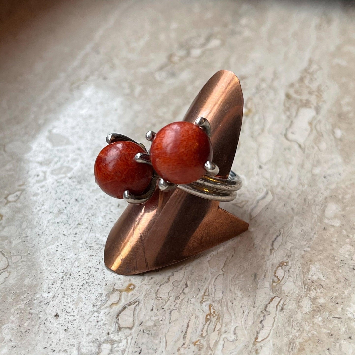 Zilveren ring met koraal van Wim Lammers - Bamestra Curiosa