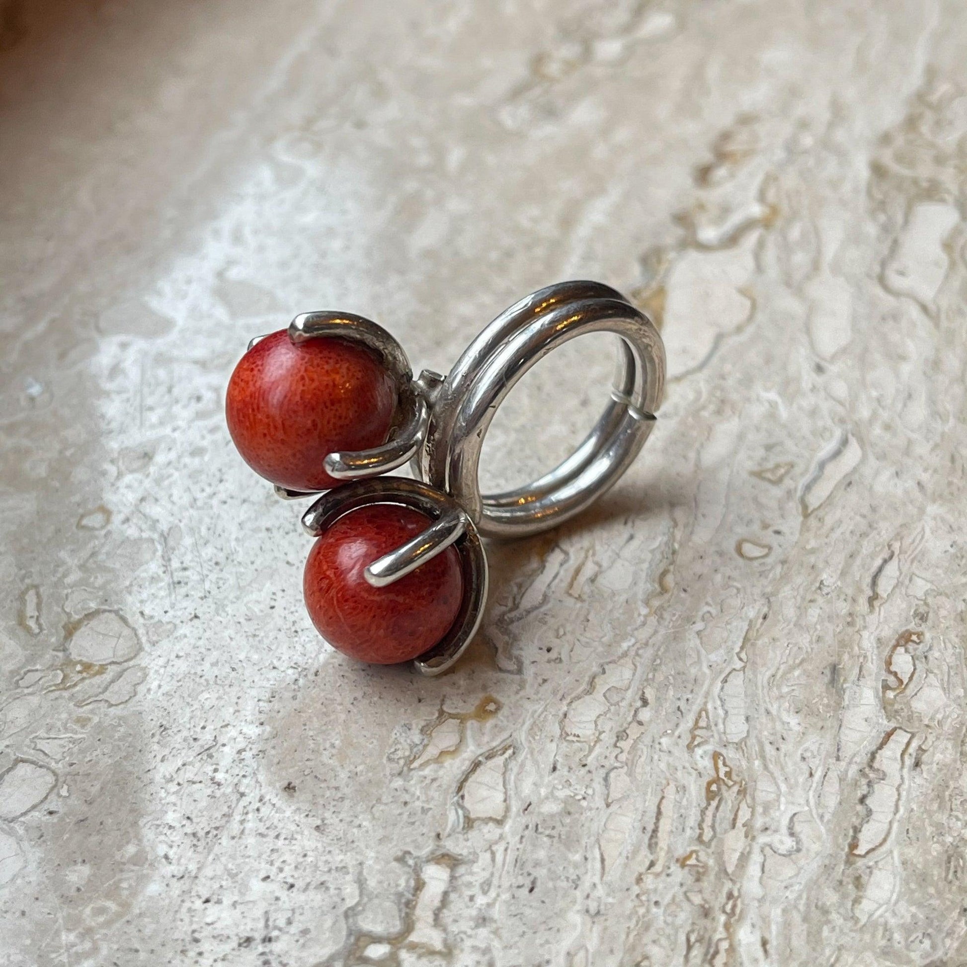 Zilveren ring met koraal van Wim Lammers - Bamestra Curiosa