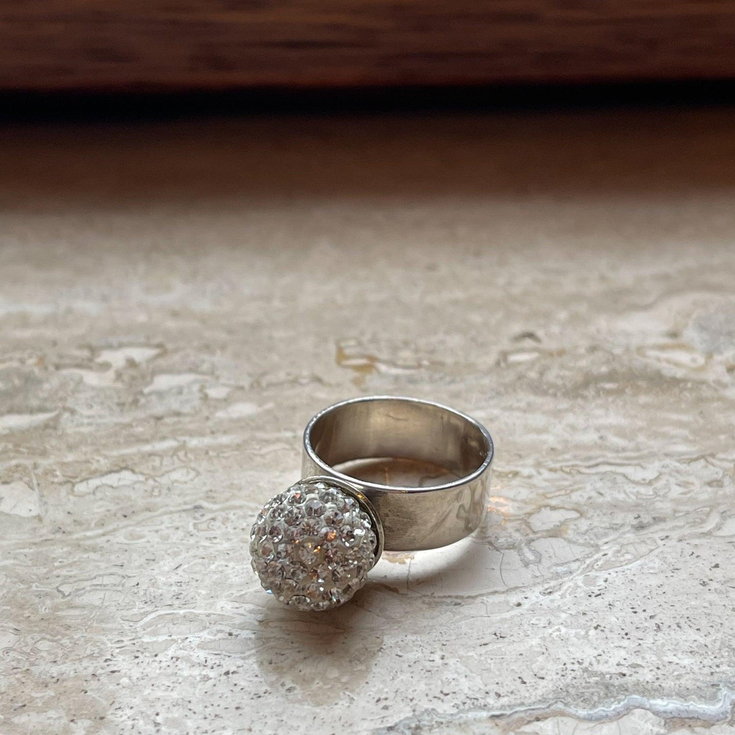 Zilveren ring met kristallen bol van Wim Lammers - Bamestra Curiosa