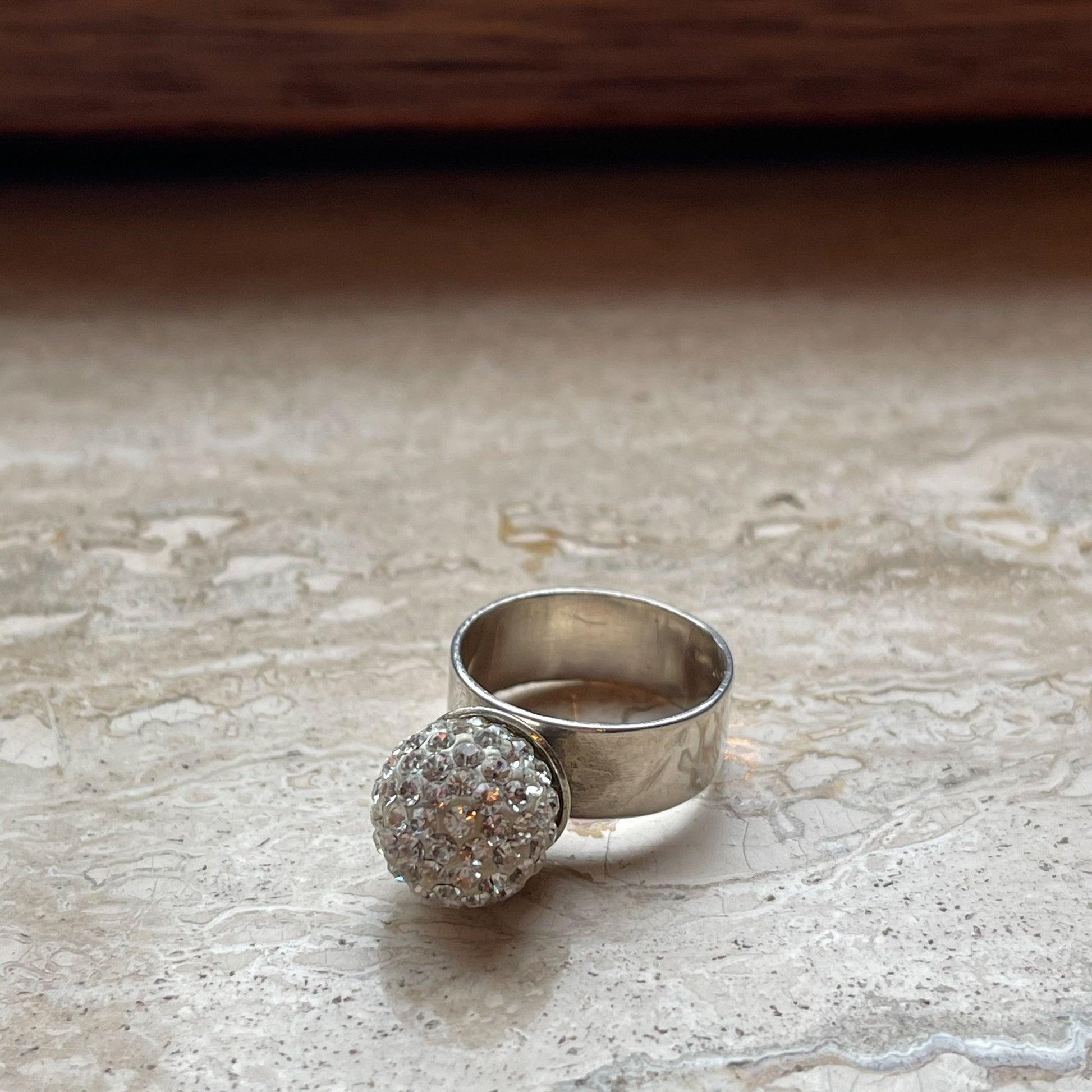 Zilveren ring met kristallen bol van Wim Lammers - Bamestra Curiosa