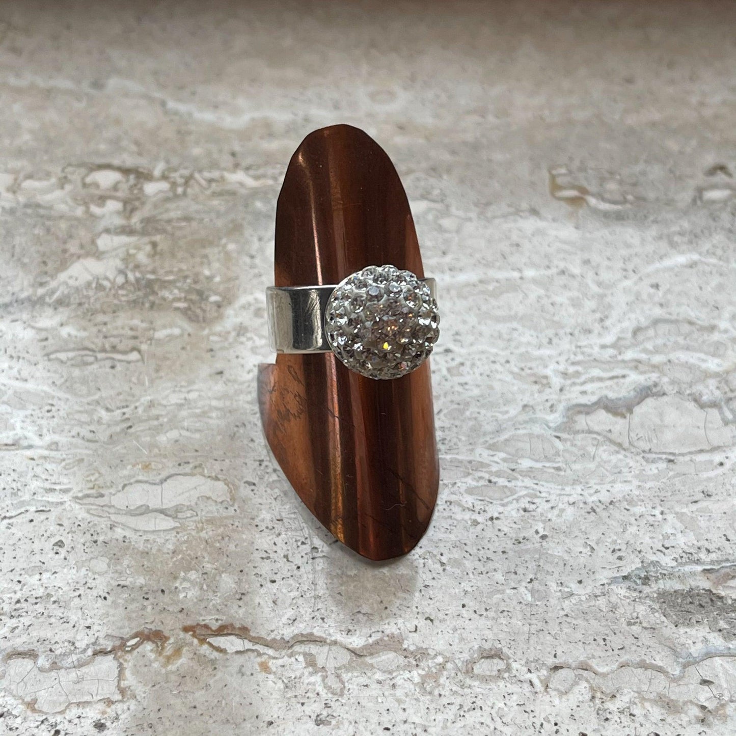 Zilveren ring met kristallen bol van Wim Lammers - Bamestra Curiosa