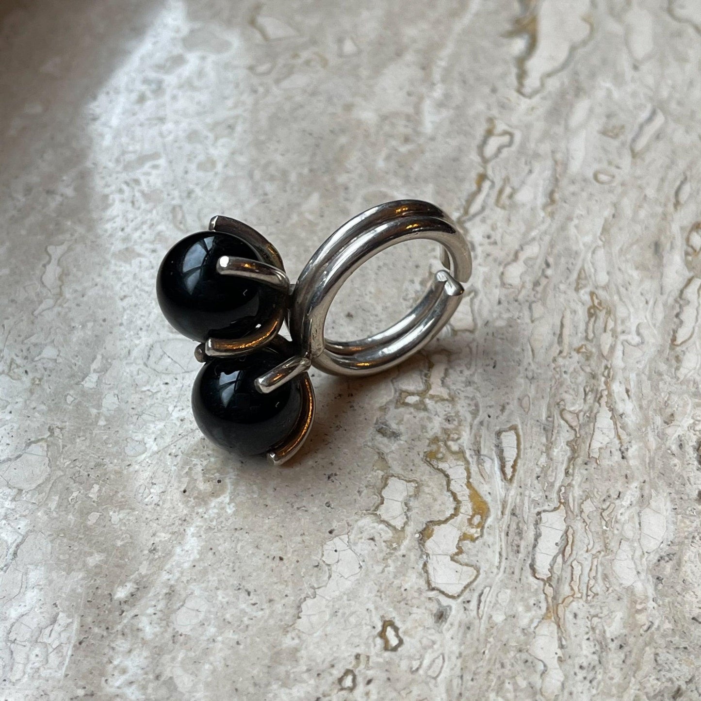 Zilveren ring met onyx van Wim Lammers - Bamestra Curiosa