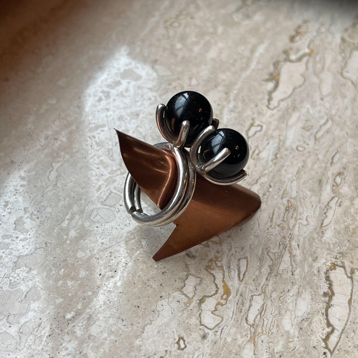 Zilveren ring met onyx van Wim Lammers - Bamestra Curiosa