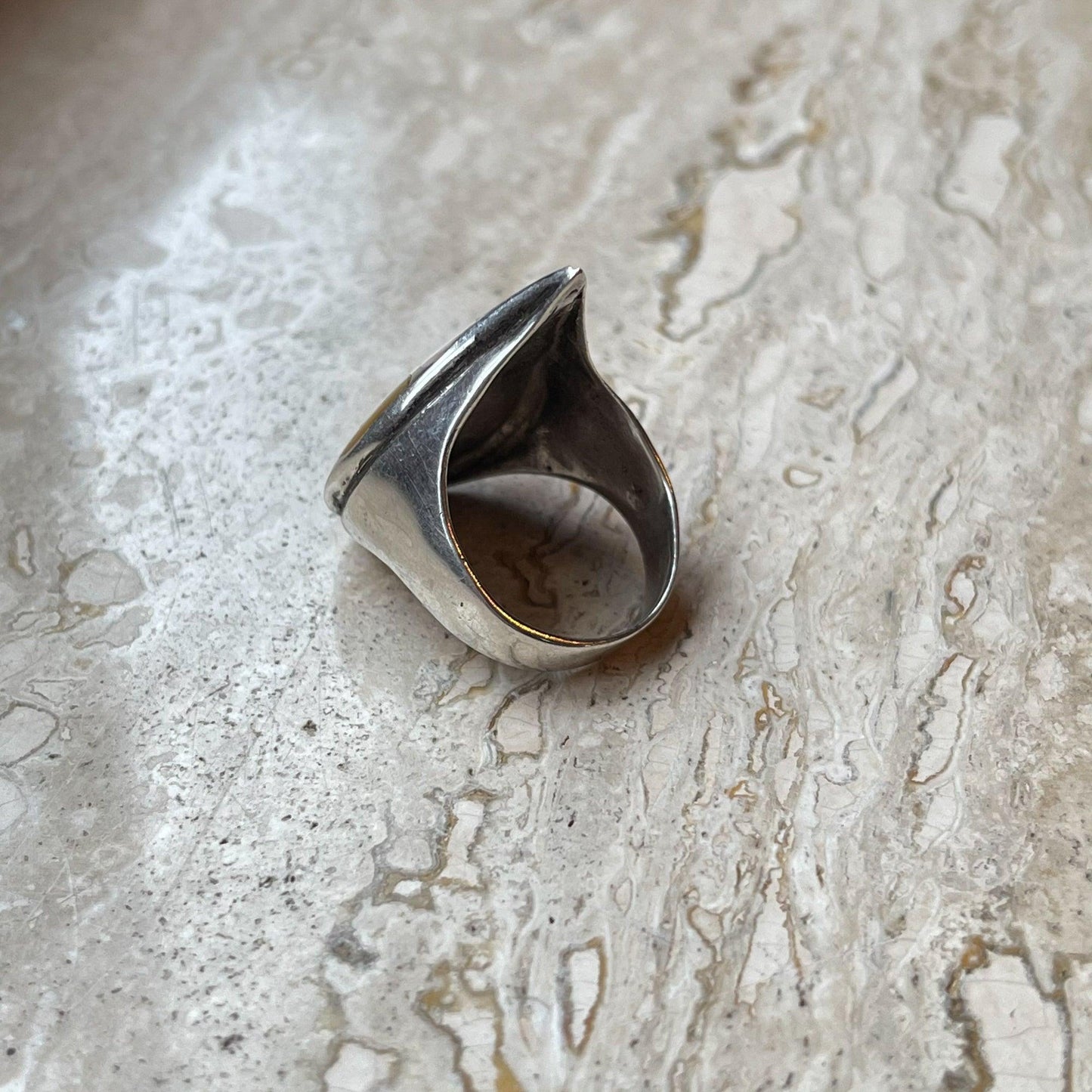 Zilveren ring met parelmoer van Wim Lammers - Bamestra Curiosa