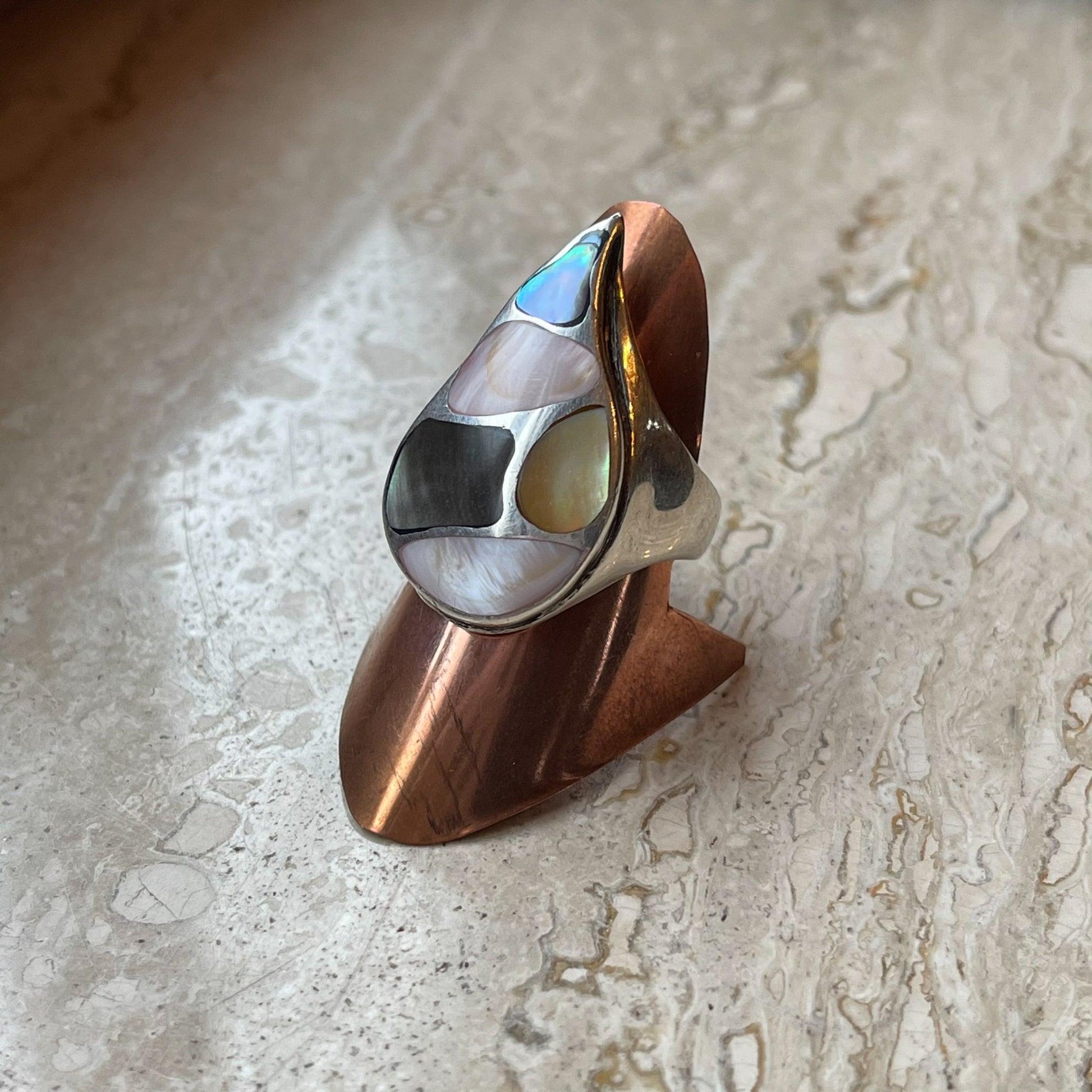 Zilveren ring met parelmoer van Wim Lammers - Bamestra Curiosa