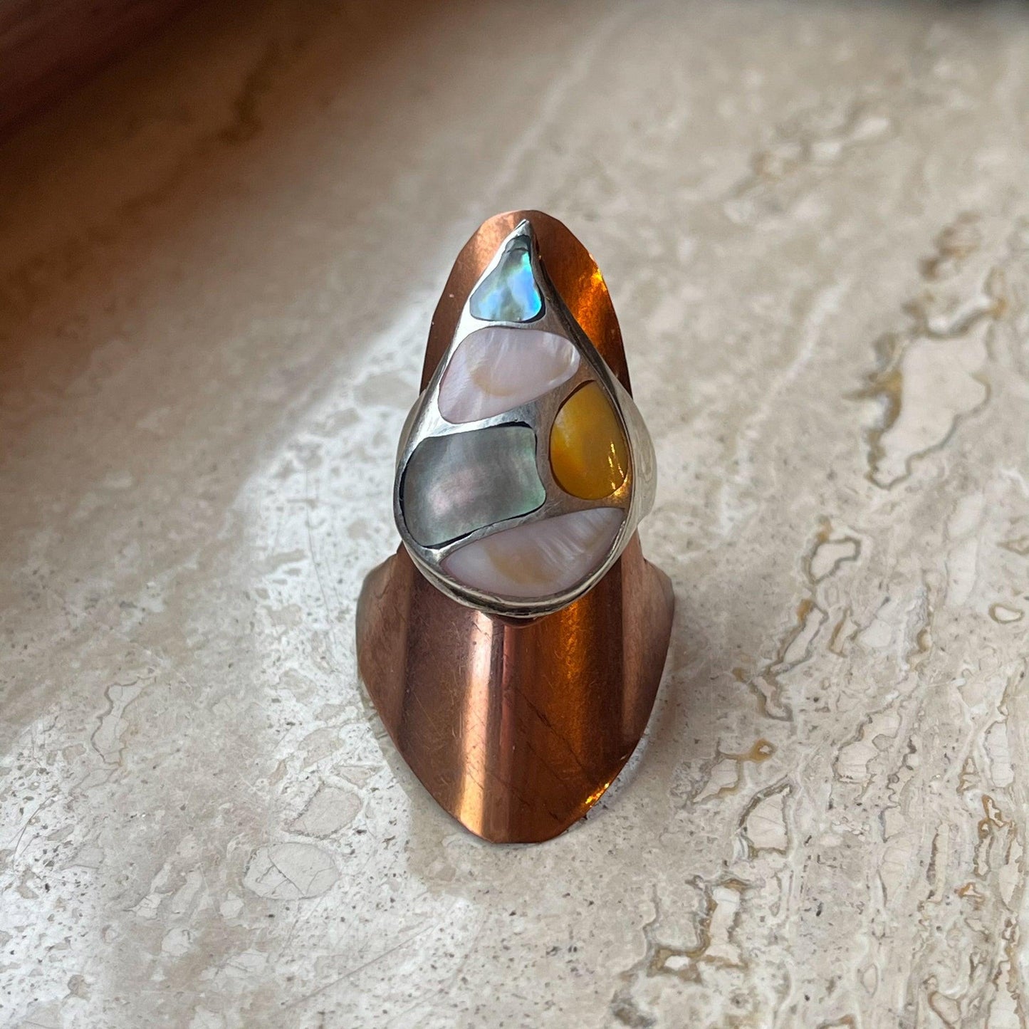 Zilveren ring met parelmoer van Wim Lammers - Bamestra Curiosa