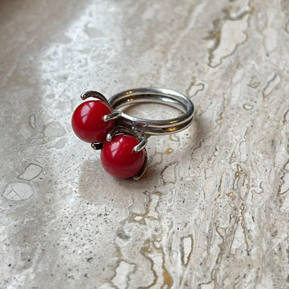 Zilveren ring met rood glas van Wim Lammers - Bamestra Curiosa