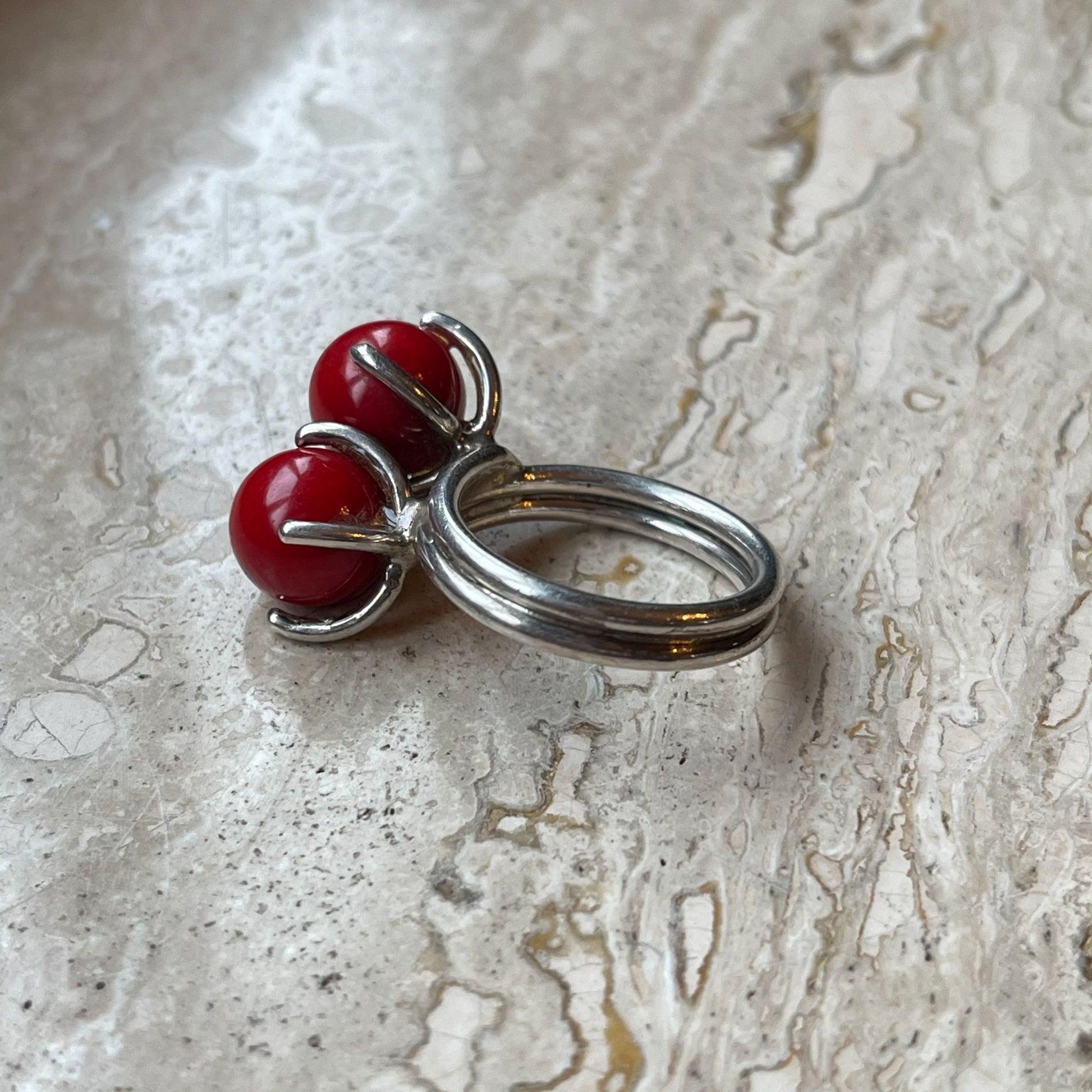 Zilveren ring met rood glas van Wim Lammers - Bamestra Curiosa