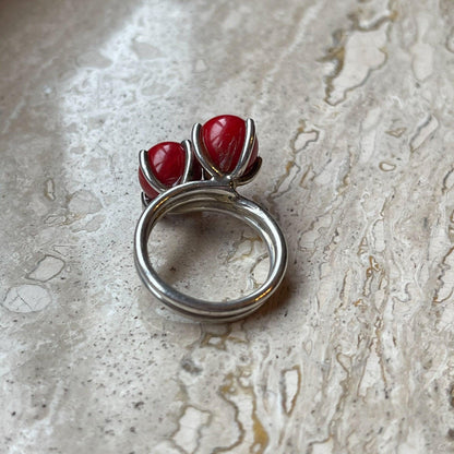 Zilveren ring met rood glas van Wim Lammers - Bamestra Curiosa