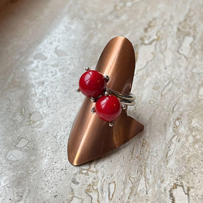 Zilveren ring met rood glas van Wim Lammers - Bamestra Curiosa