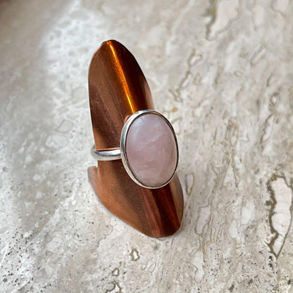 Zilveren ring met rozenkwarts van Wim Lammers - Bamestra Curiosa