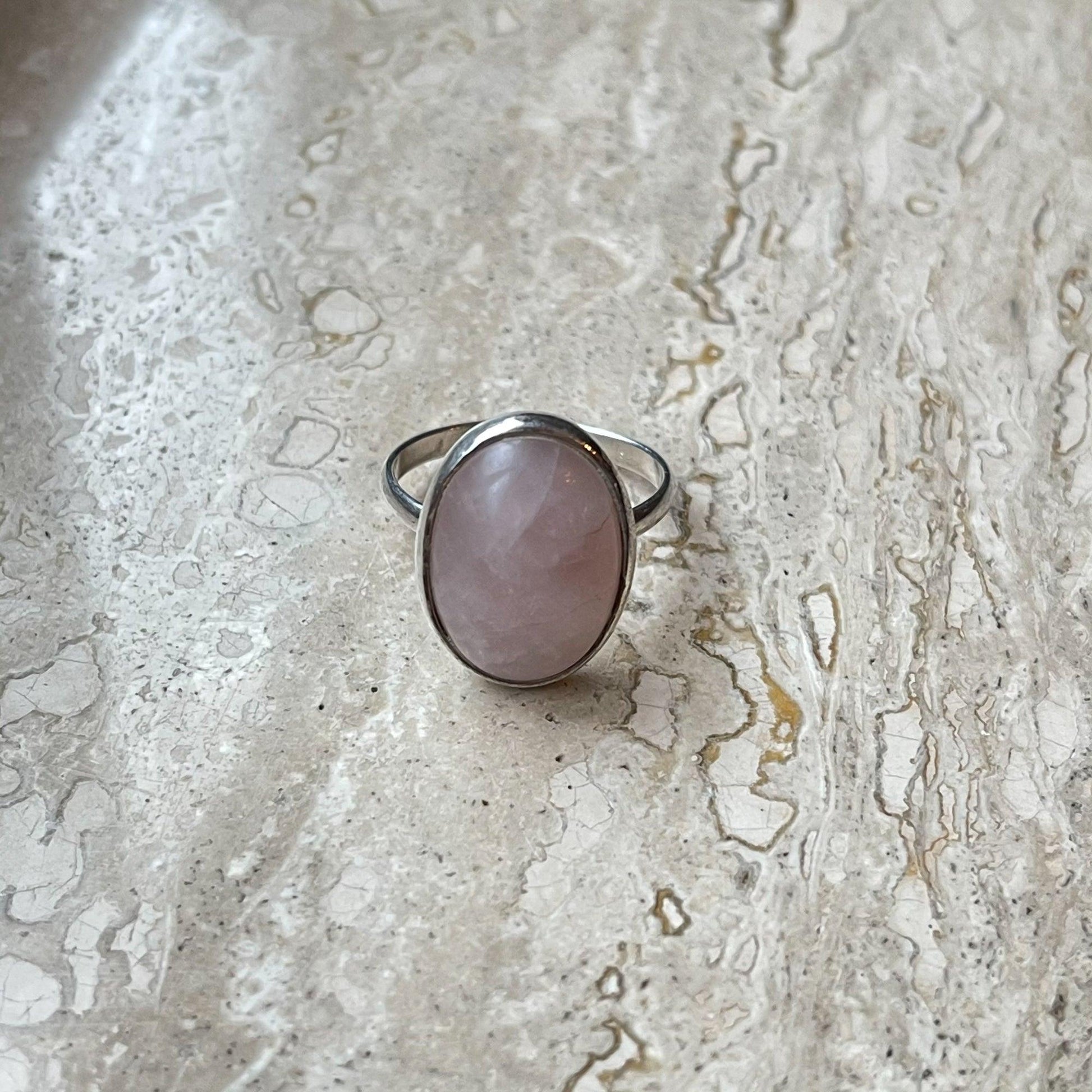 Zilveren ring met rozenkwarts van Wim Lammers - Bamestra Curiosa