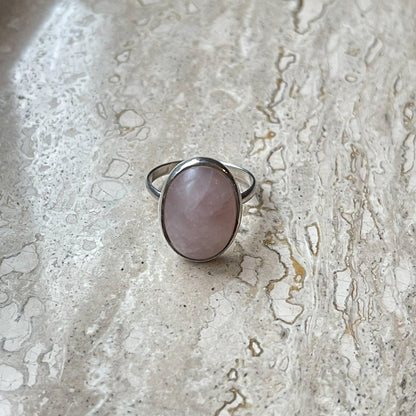 Zilveren ring met rozenkwarts van Wim Lammers - Bamestra Curiosa