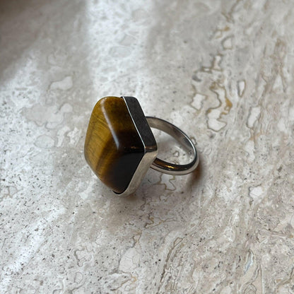 Zilveren ring met tijgeroog van Wim Lammers - Bamestra Curiosa