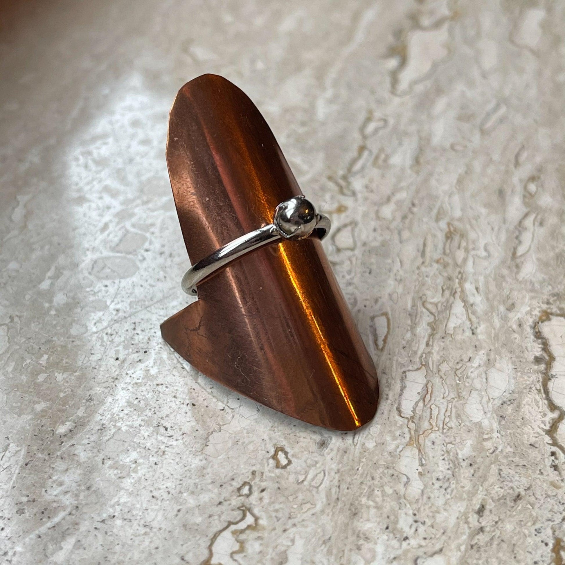 Zilveren ring met zilver bolletje van Wim Lammers - Bamestra Curiosa