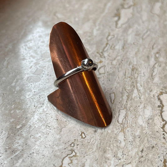 Zilveren ring met zilver bolletje van Wim Lammers - Bamestra Curiosa