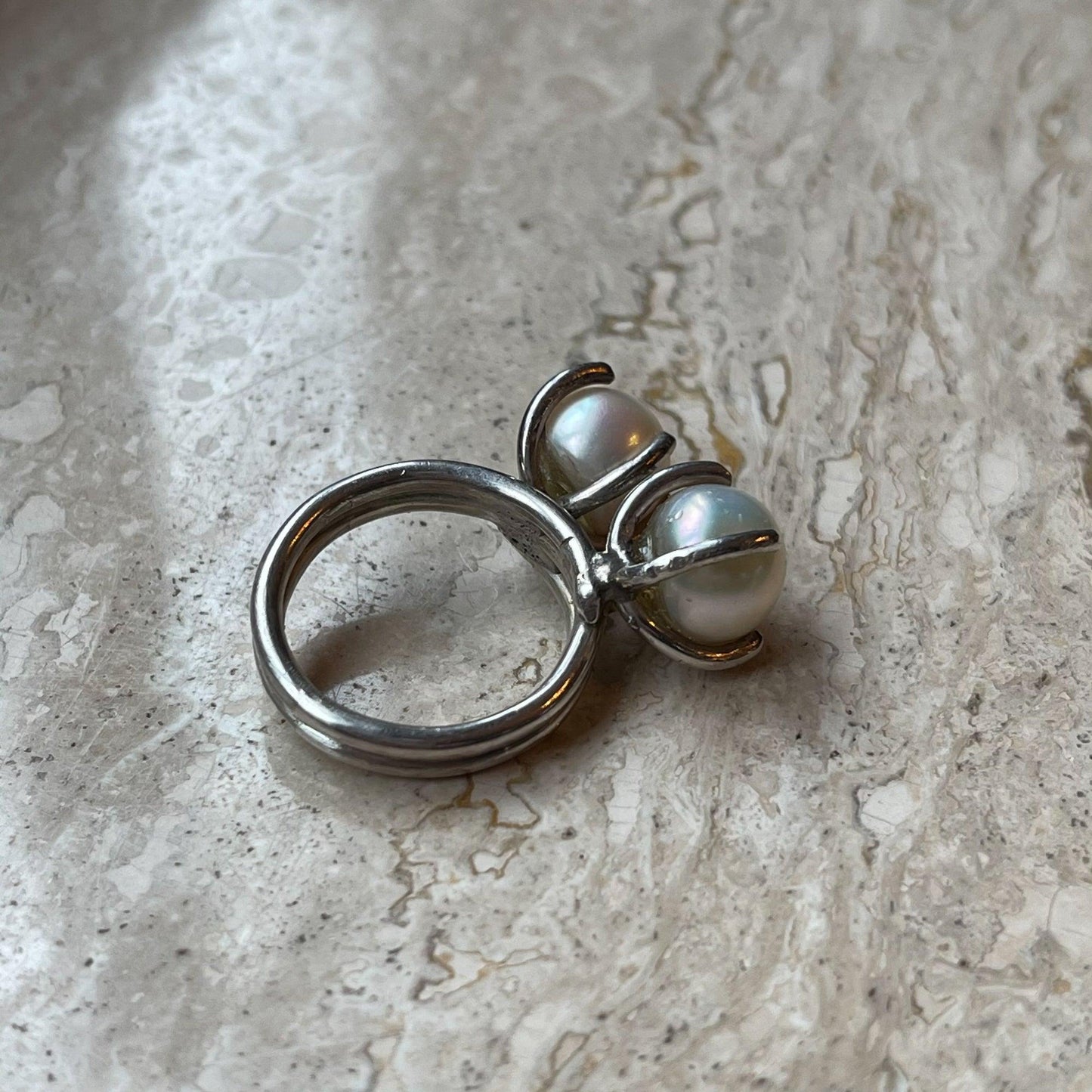 Zilveren ring met zoetwater parels van Wim Lammers - Bamestra Curiosa