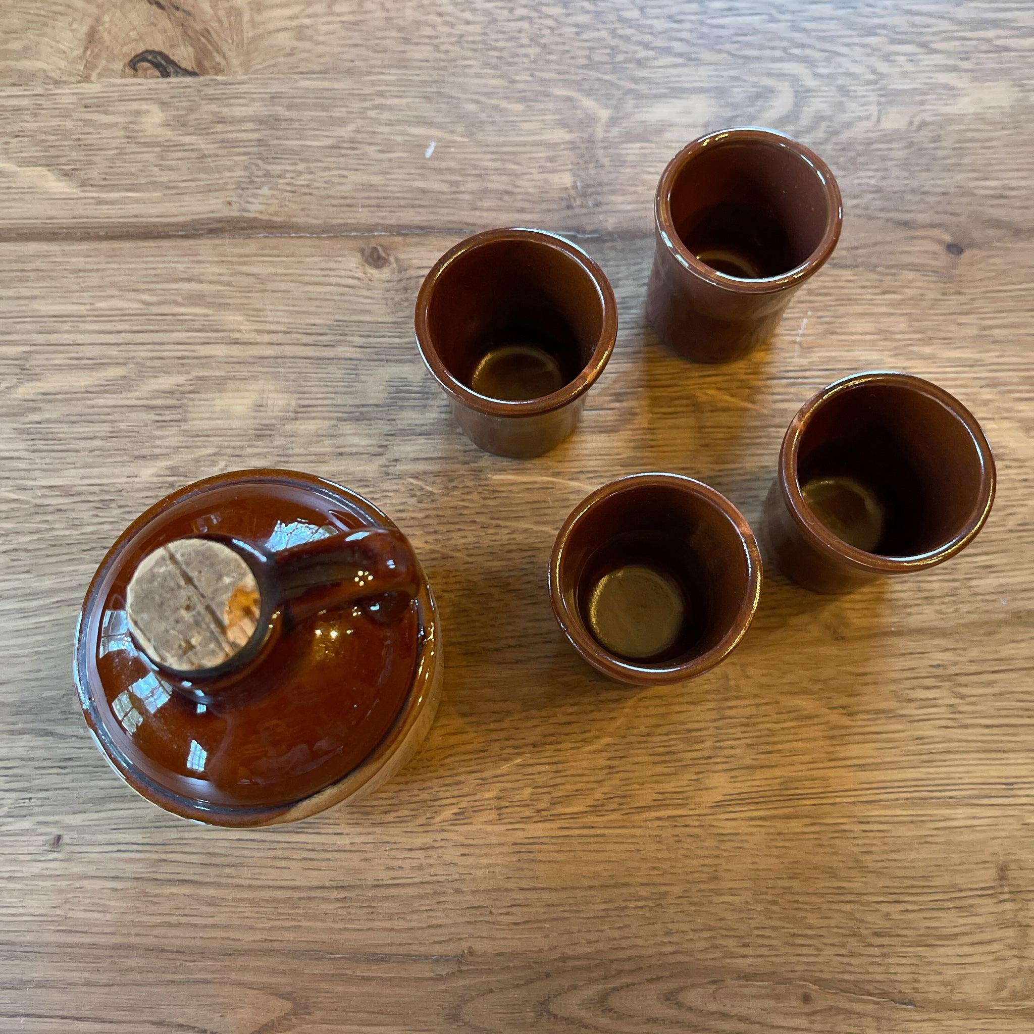 Aardewerk kruikje met 4 aardewerk bekertjes - The Collectionist