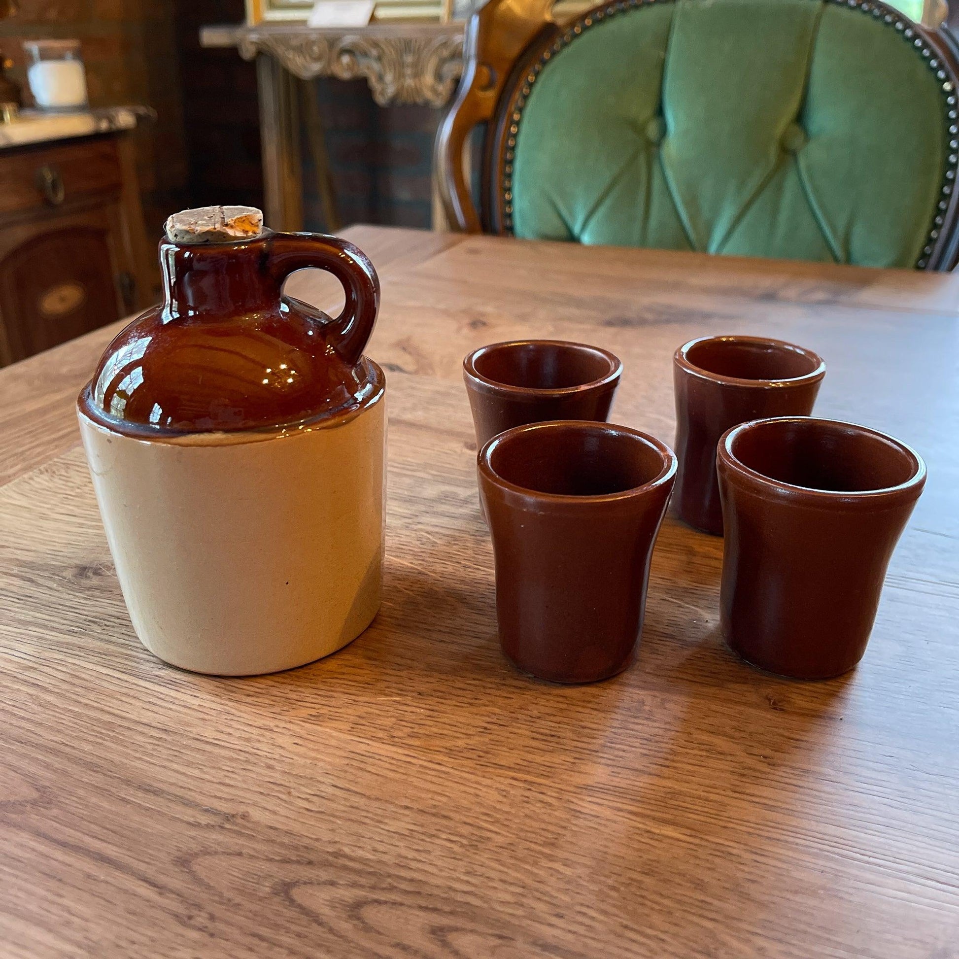 Aardewerk kruikje met 4 aardewerk bekertjes - Bamestra Curiosa