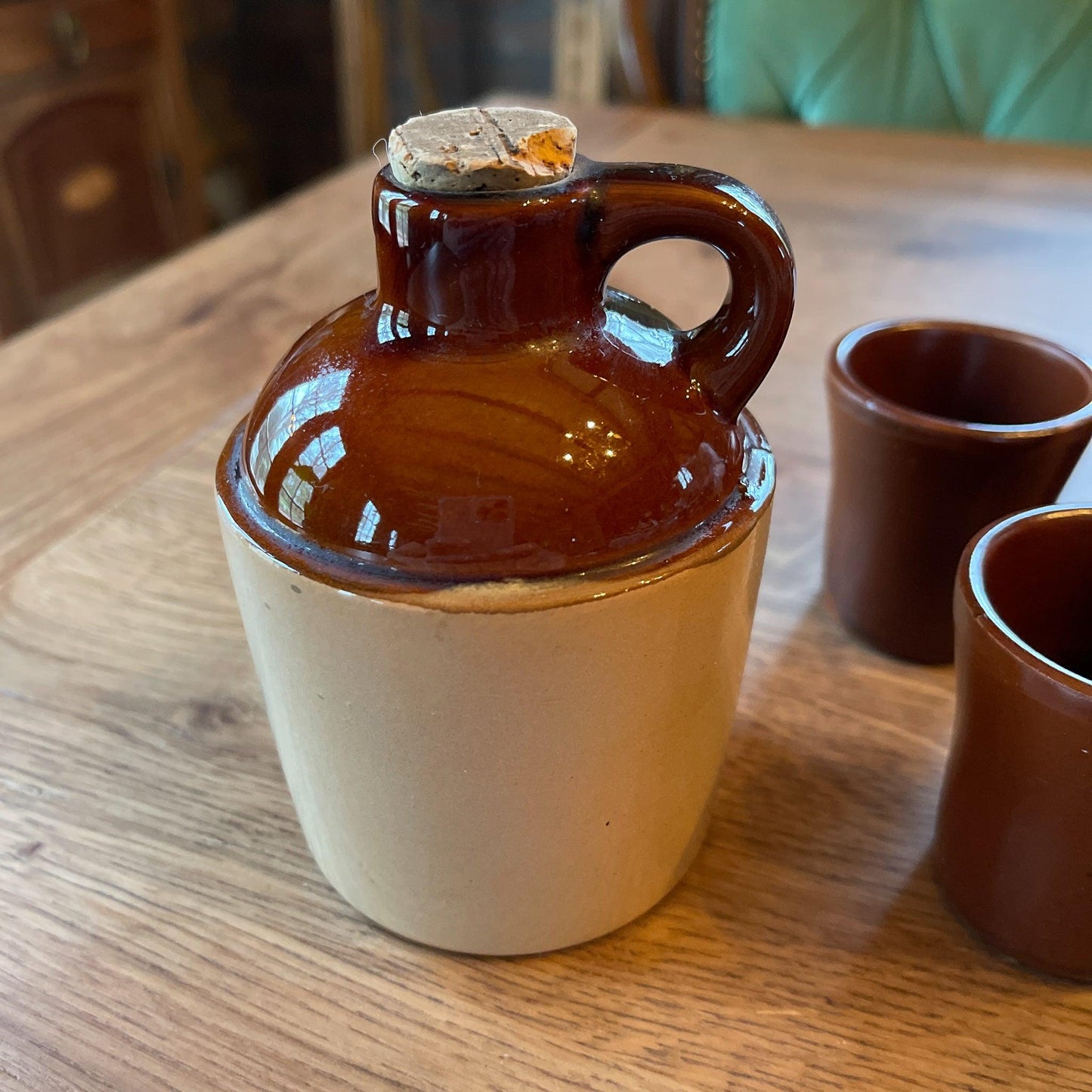 Aardewerk kruikje met 4 aardewerk bekertjes - Bamestra Curiosa