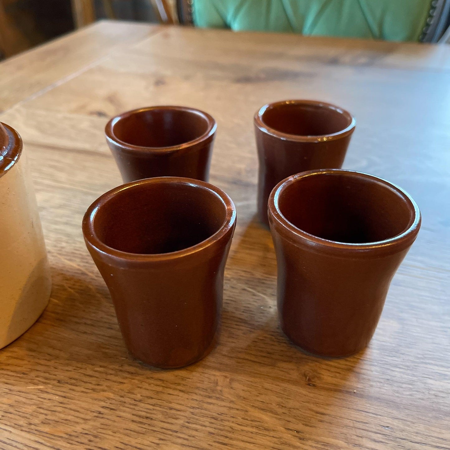 Aardewerk kruikje met 4 aardewerk bekertjes - Bamestra Curiosa