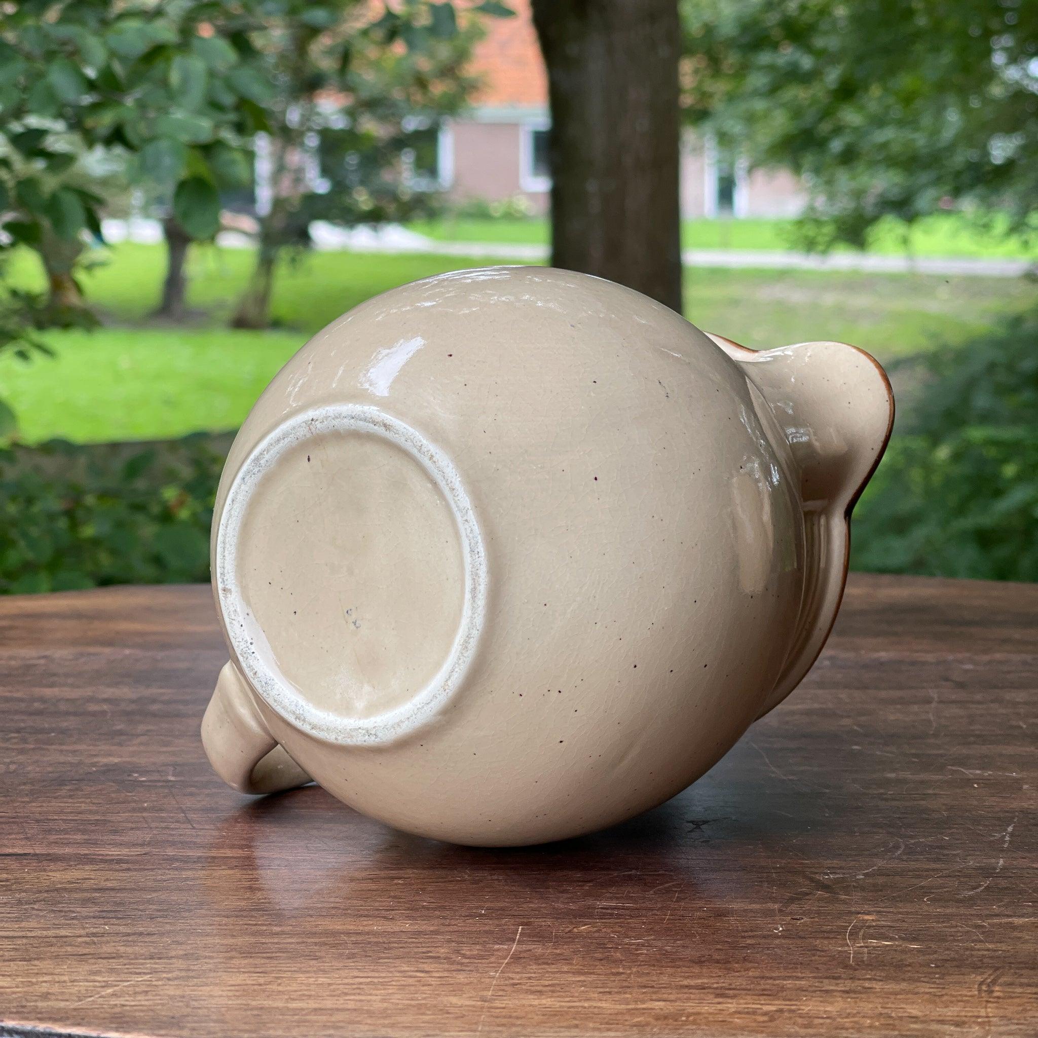 Aardewerk schenk kan - The Collectionist