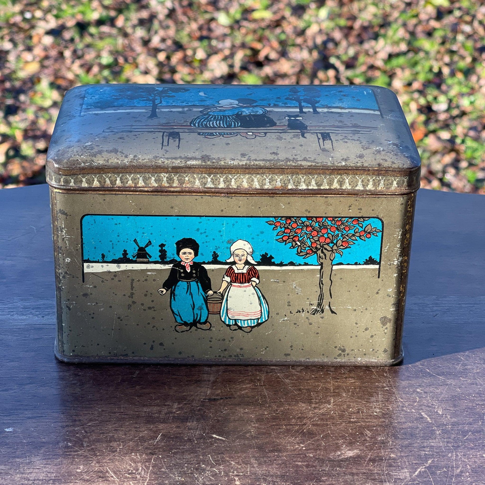 Antiek blik met kinderen in klederdracht - Bamestra Curiosa