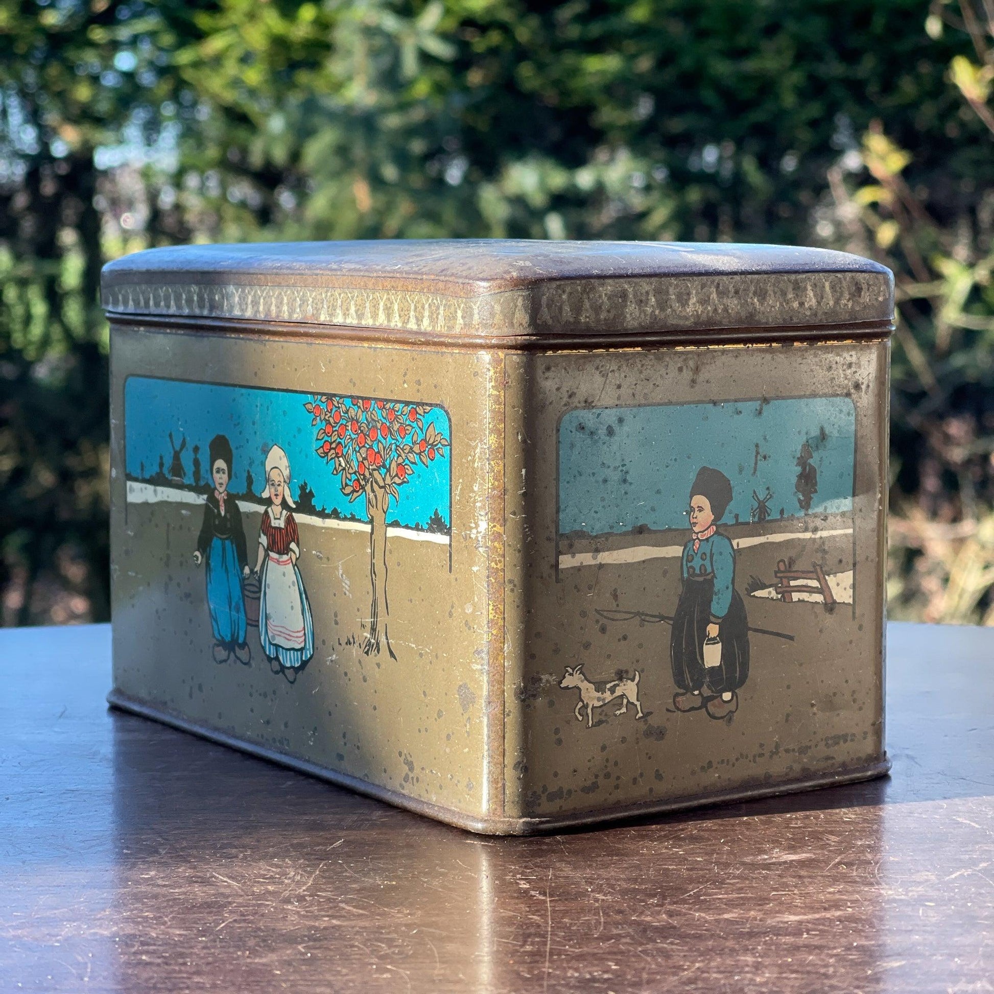 Antiek blik met kinderen in klederdracht - Bamestra Curiosa