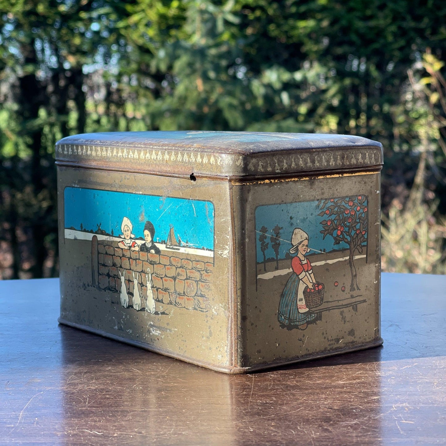 Antiek blik met kinderen in klederdracht - Bamestra Curiosa