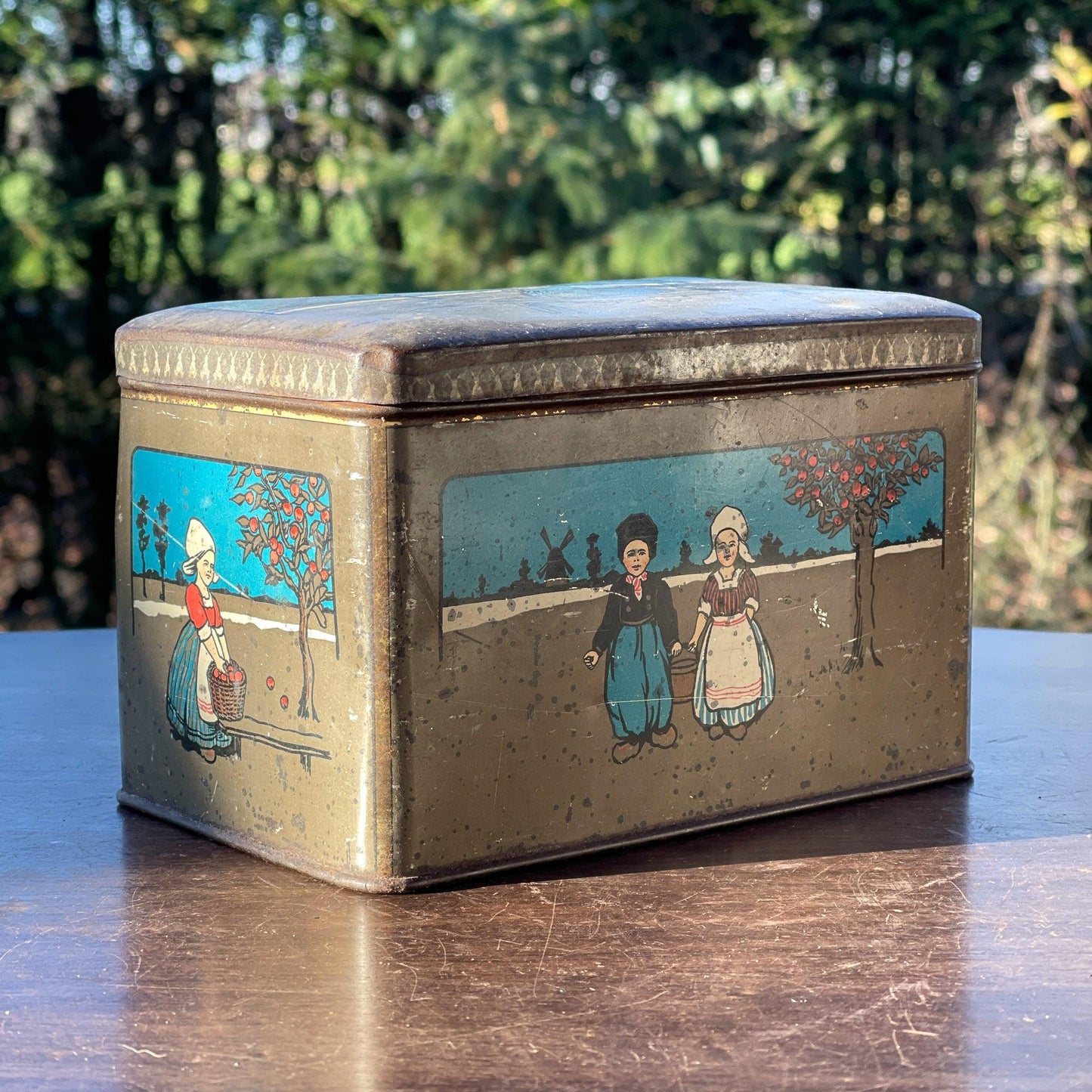 Antiek blik met kinderen in klederdracht - Bamestra Curiosa