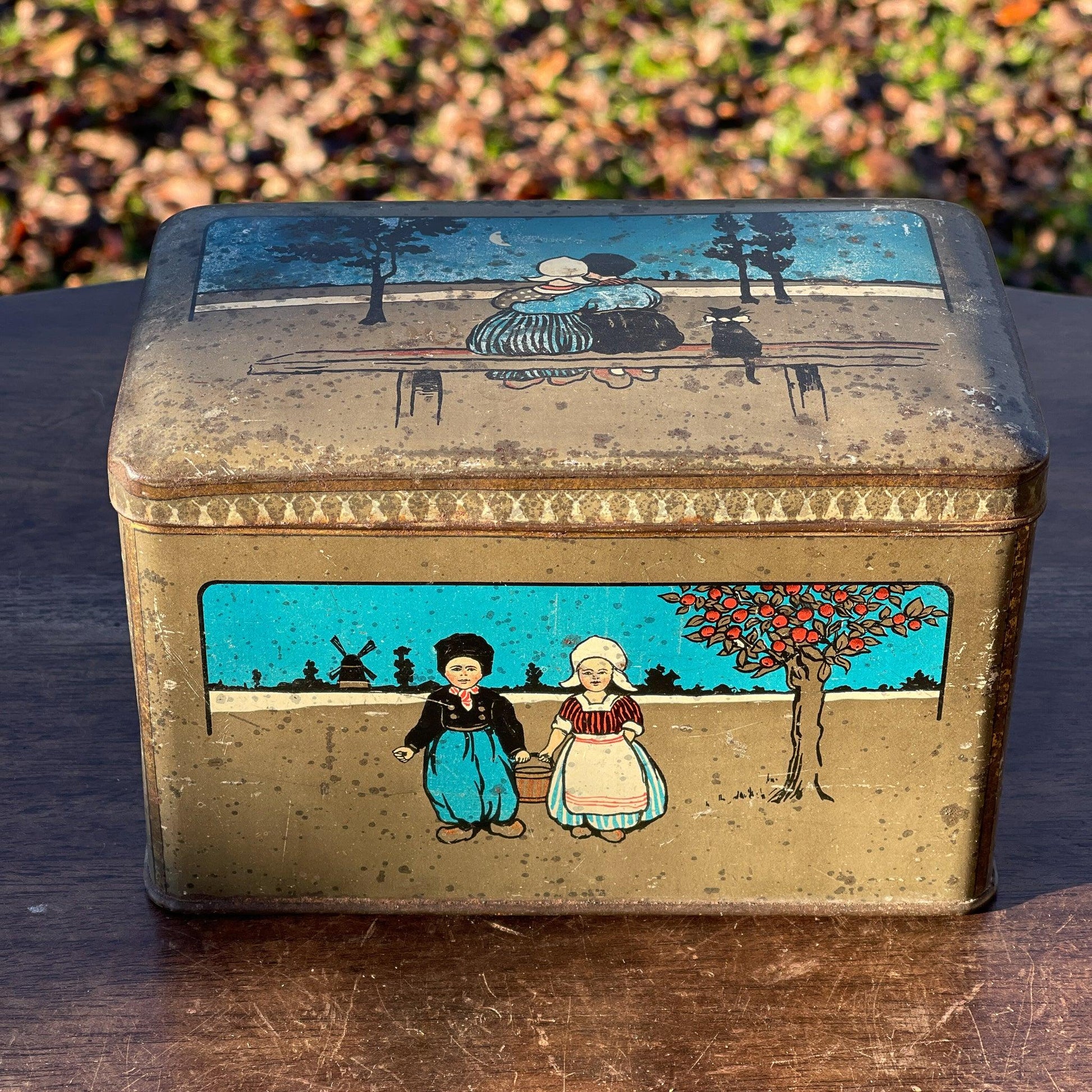 Antiek blik met kinderen in klederdracht - Bamestra Curiosa