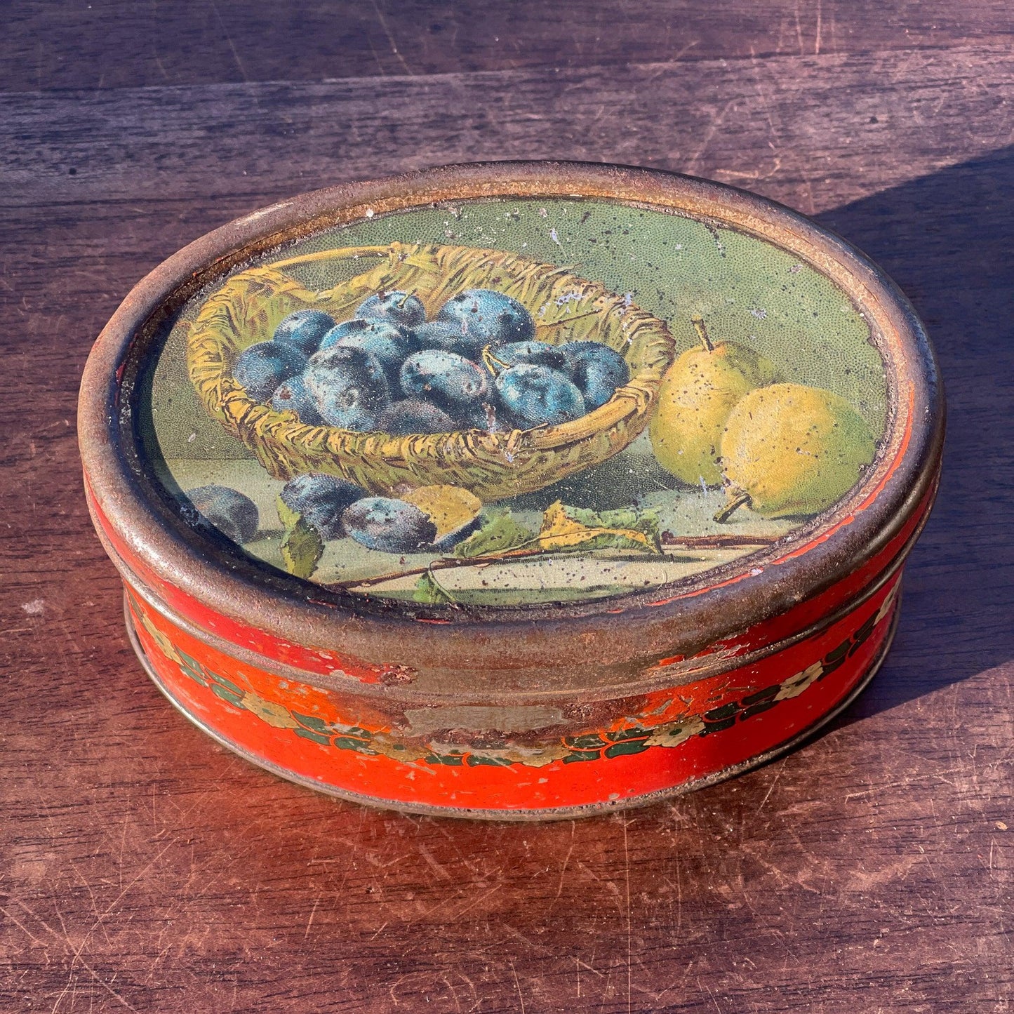 Antiek blik met stilleven van peren en pruimen - The Collectionist