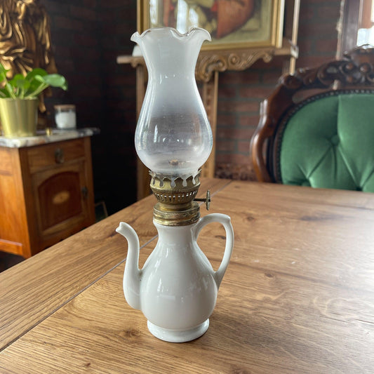Antiek wit porseleinen olielamp theepotje - Bamestra Curiosa
