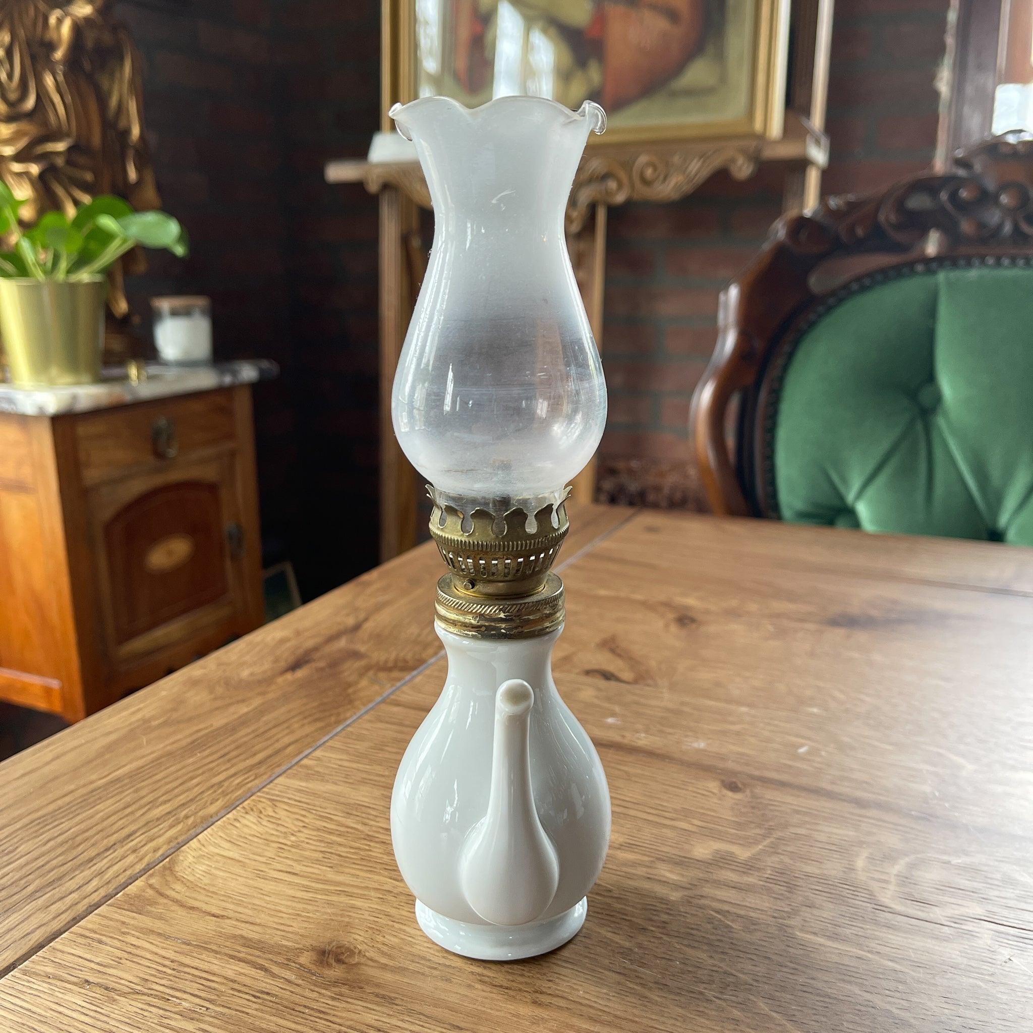 Antiek wit porseleinen olielamp theepotje - Bamestra Curiosa